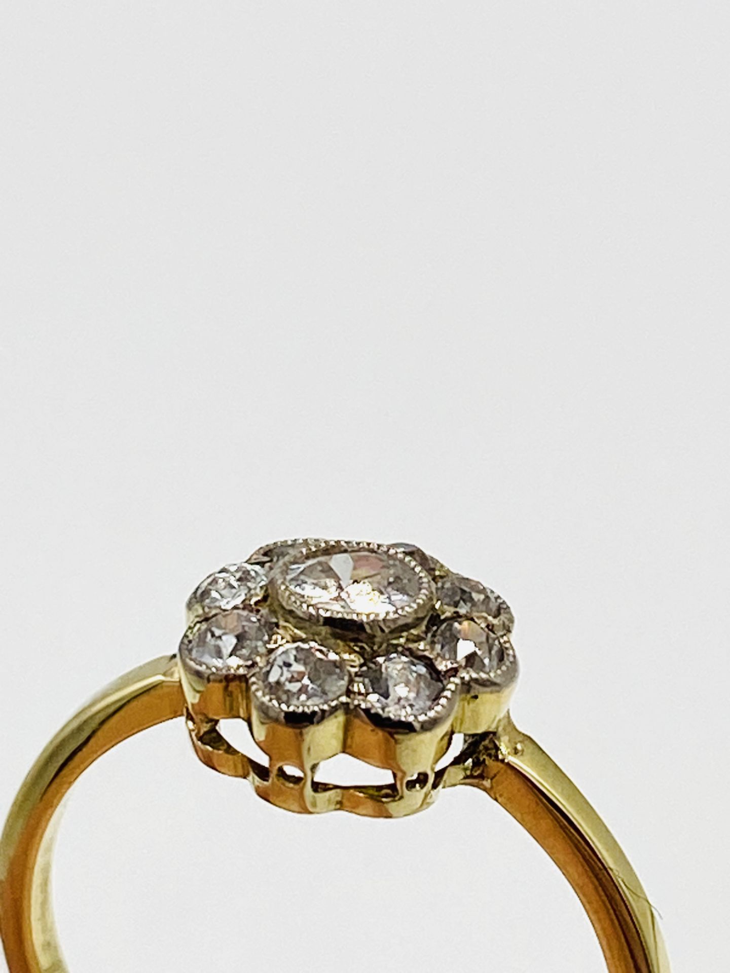 Gold and diamond 'daisy' ring - Image 2 of 6