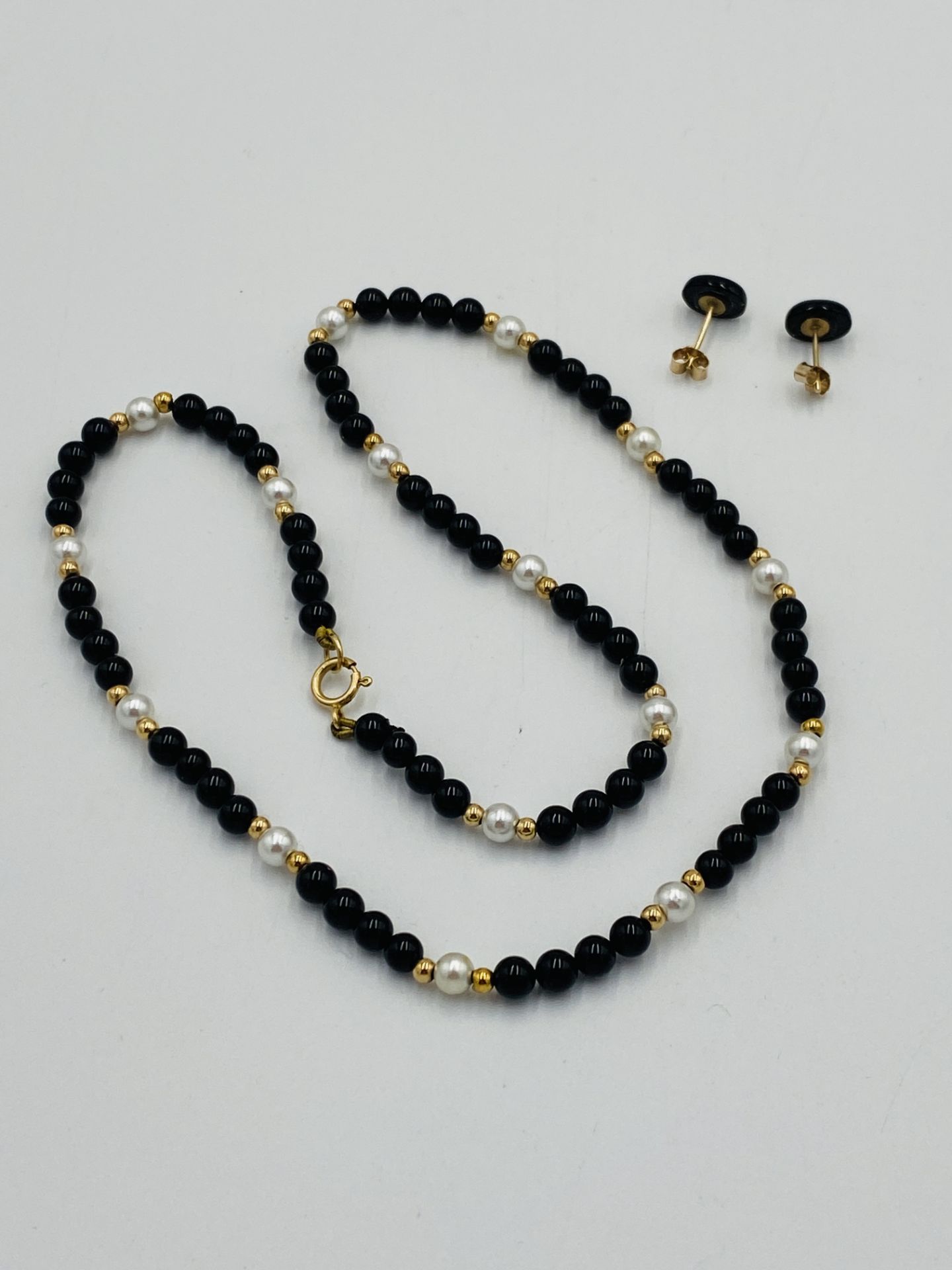 Bead necklace with 9ct gold clasp,together with matching earrings