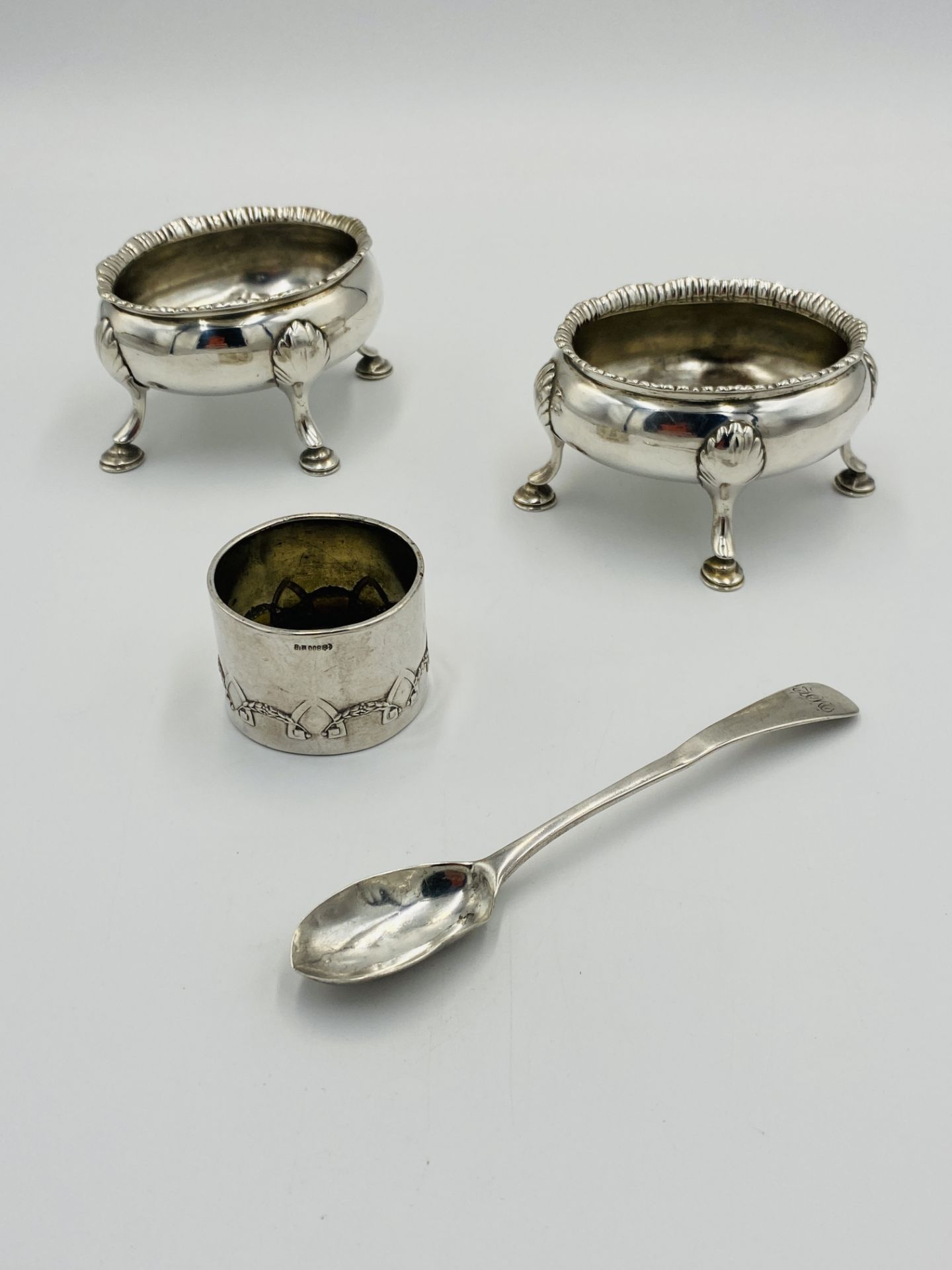 Two silver salts and a silver napkin ring - Bild 3 aus 6