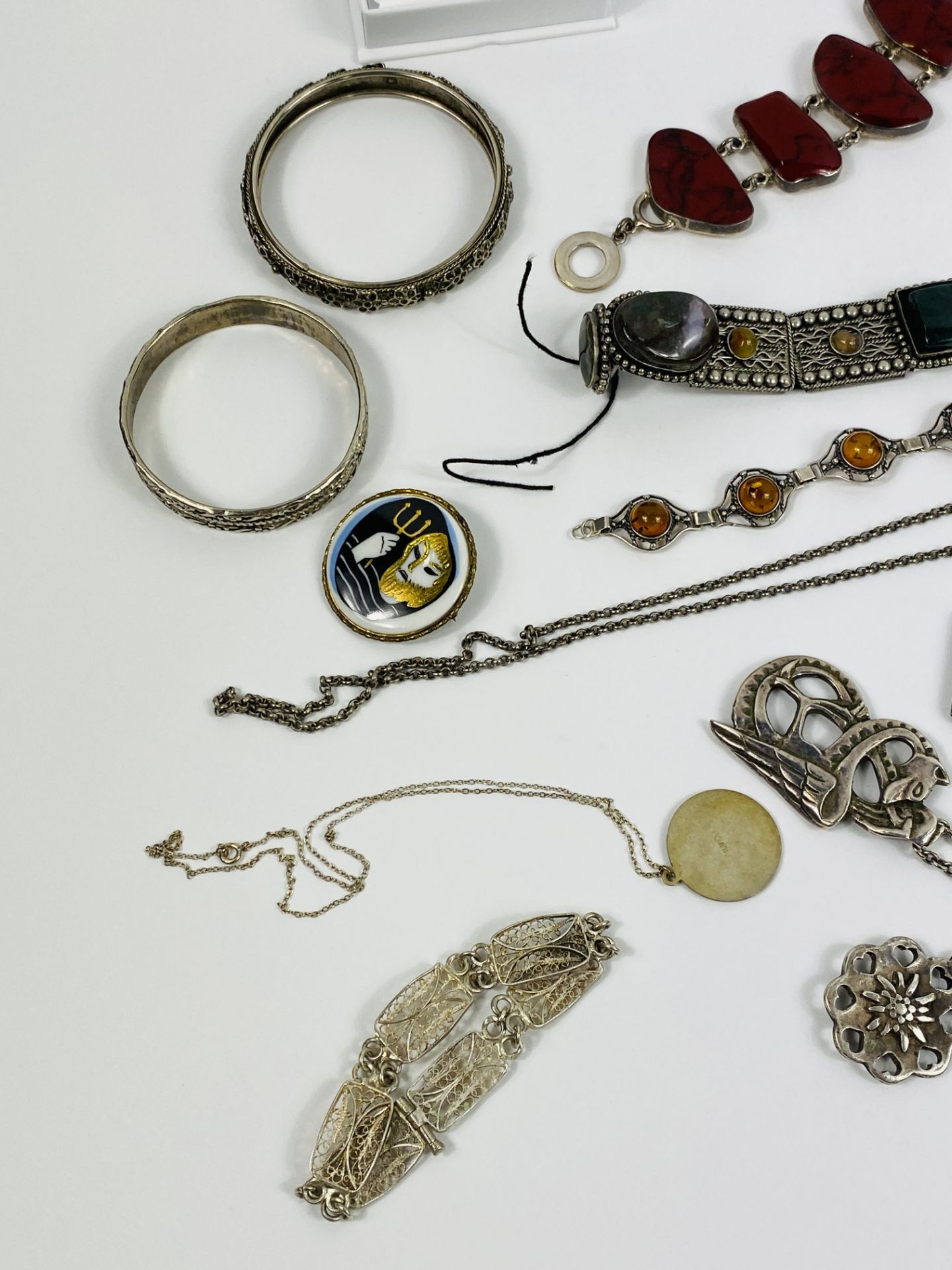 Quantity of white metal and costume jewellery - Image 2 of 6