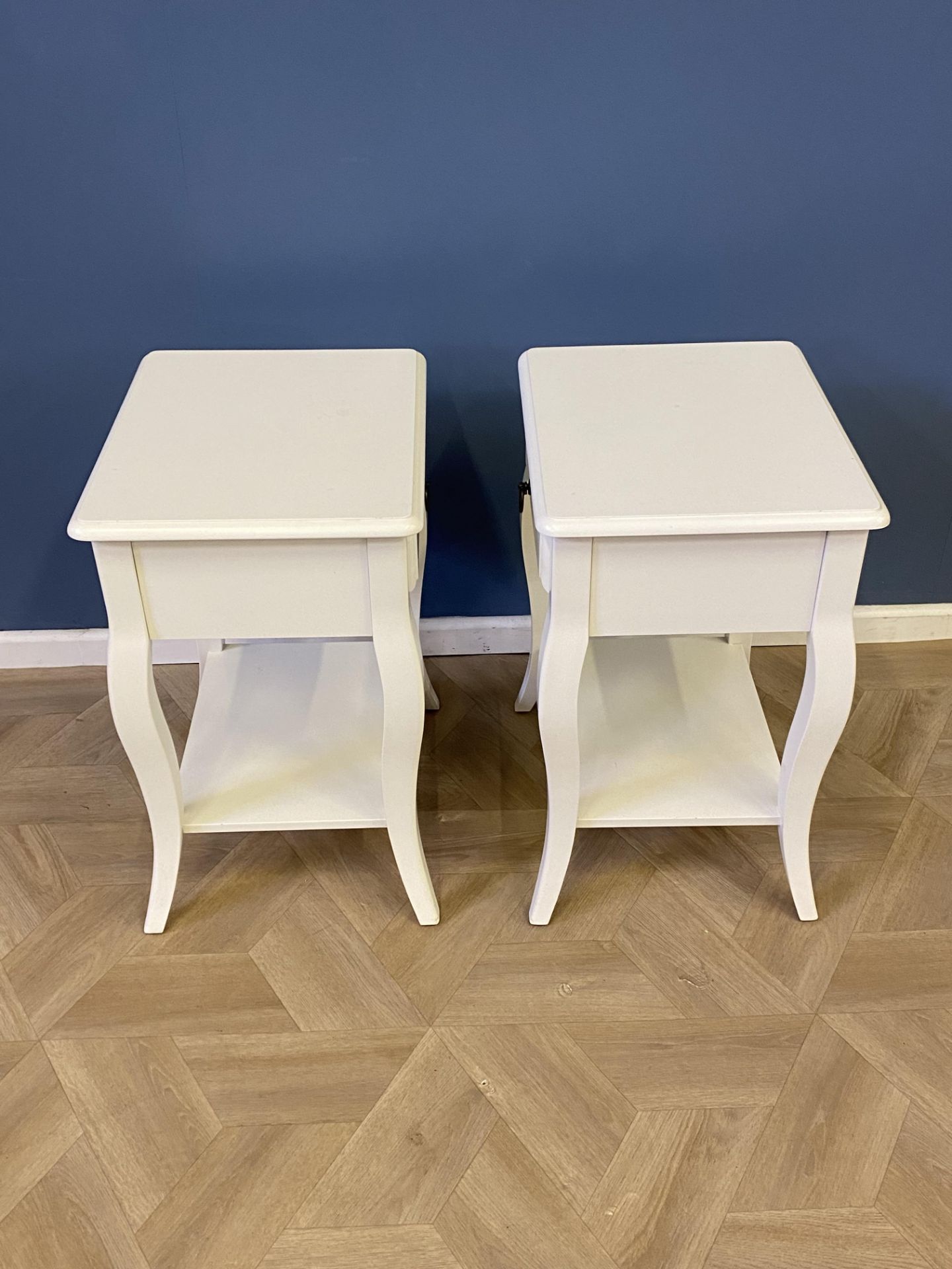 Pair of contemporary white wood bedside tables - Image 3 of 6