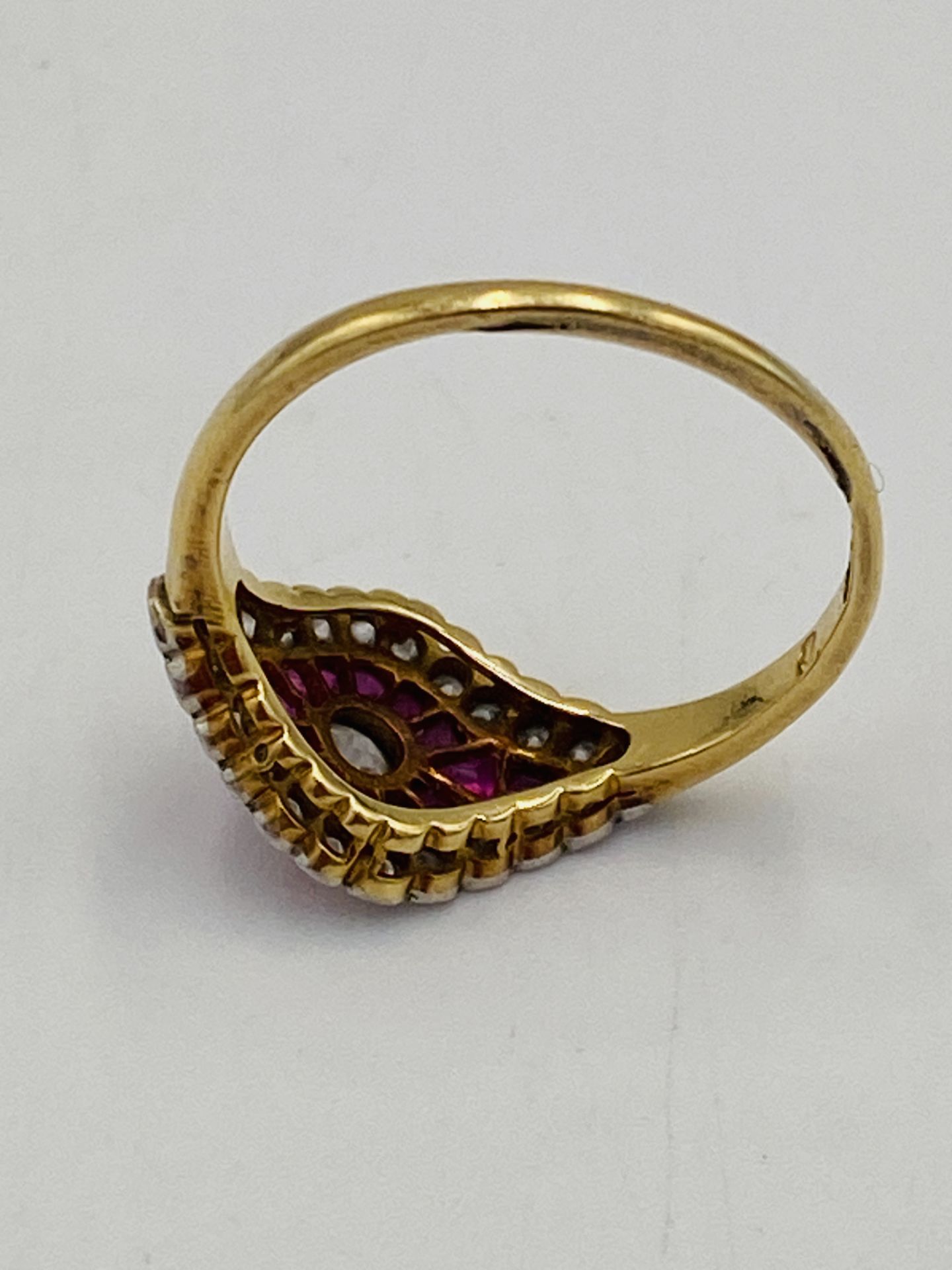 18ct gold ring set with central diamond - Image 4 of 6