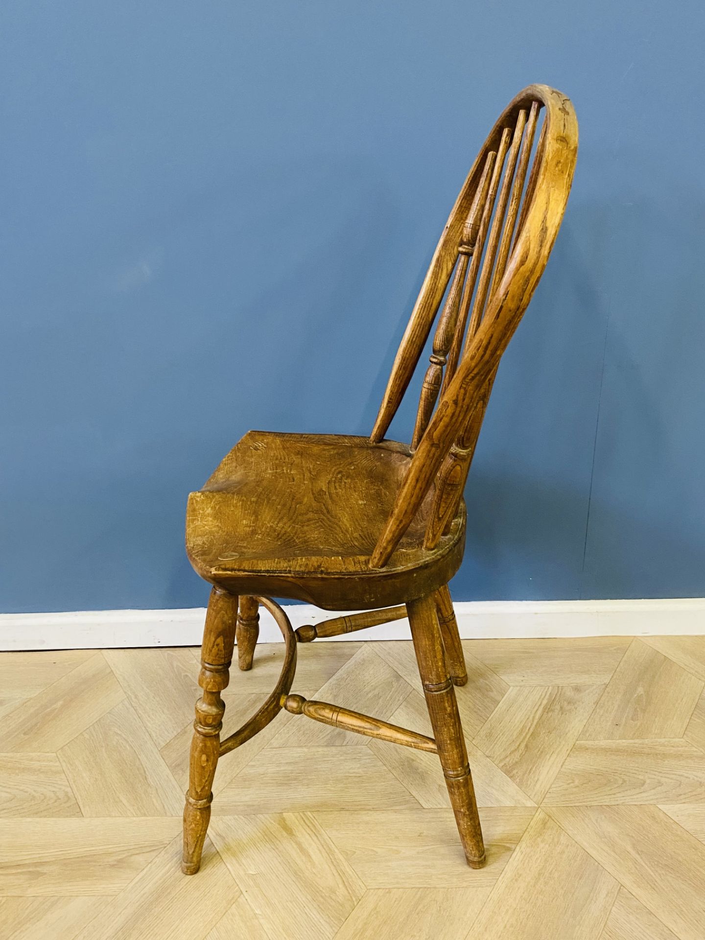 Set of four country spindle back dining chairs - Image 5 of 7