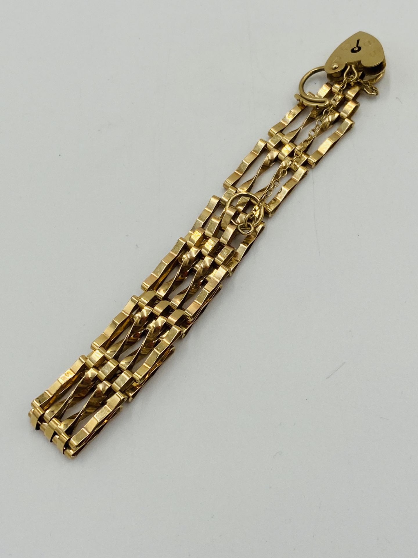 9ct gold bracelet with 9ct gold padlock - Image 2 of 6