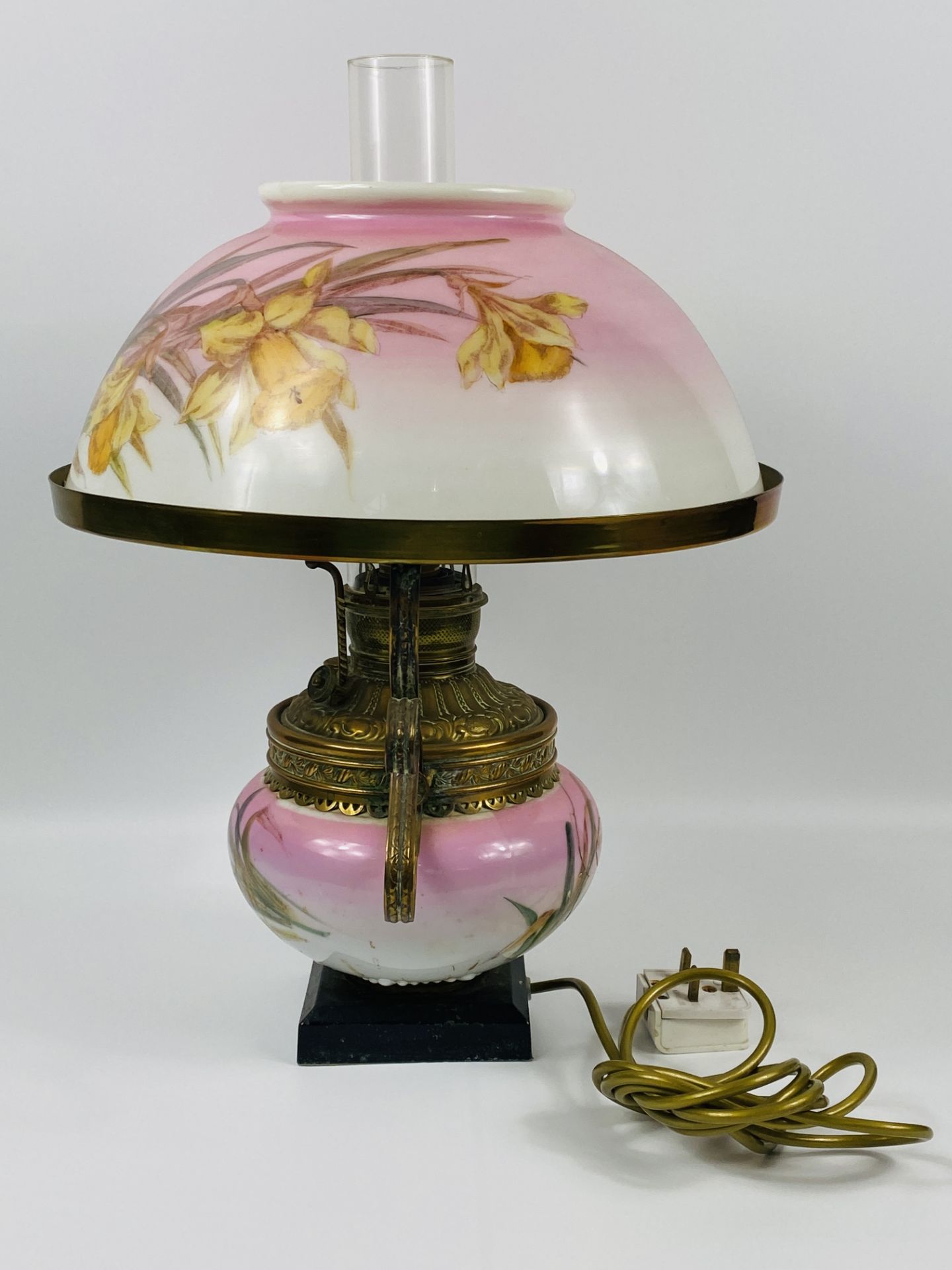 Victorian oil lamp later wired as a table lamp - Image 3 of 6