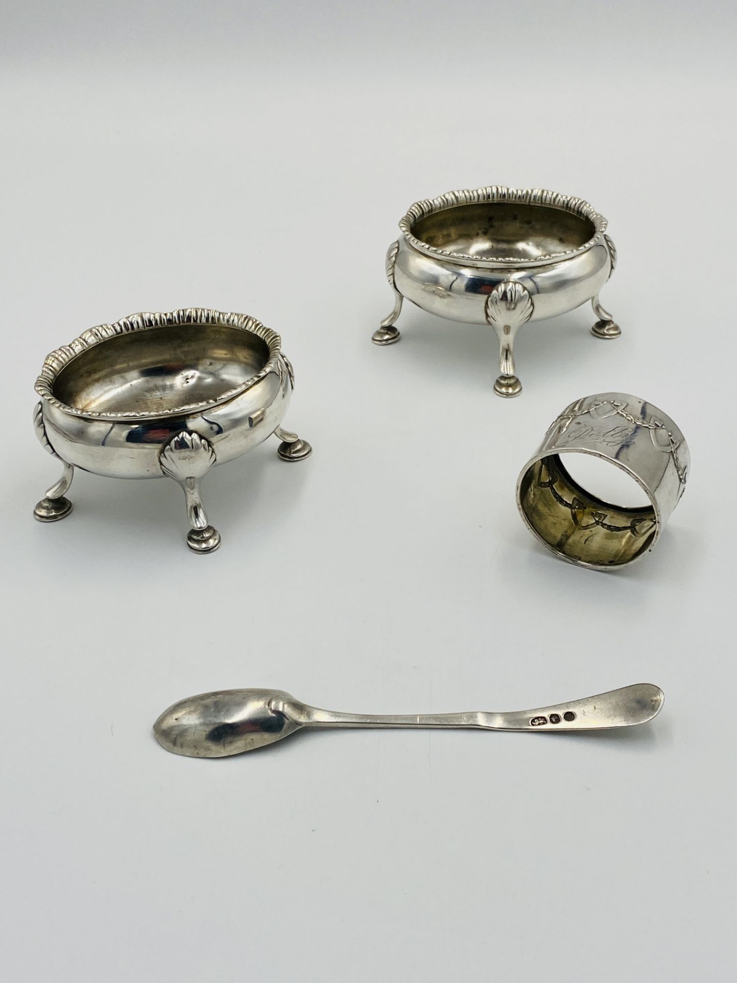 Two silver salts and a silver napkin ring - Bild 2 aus 6