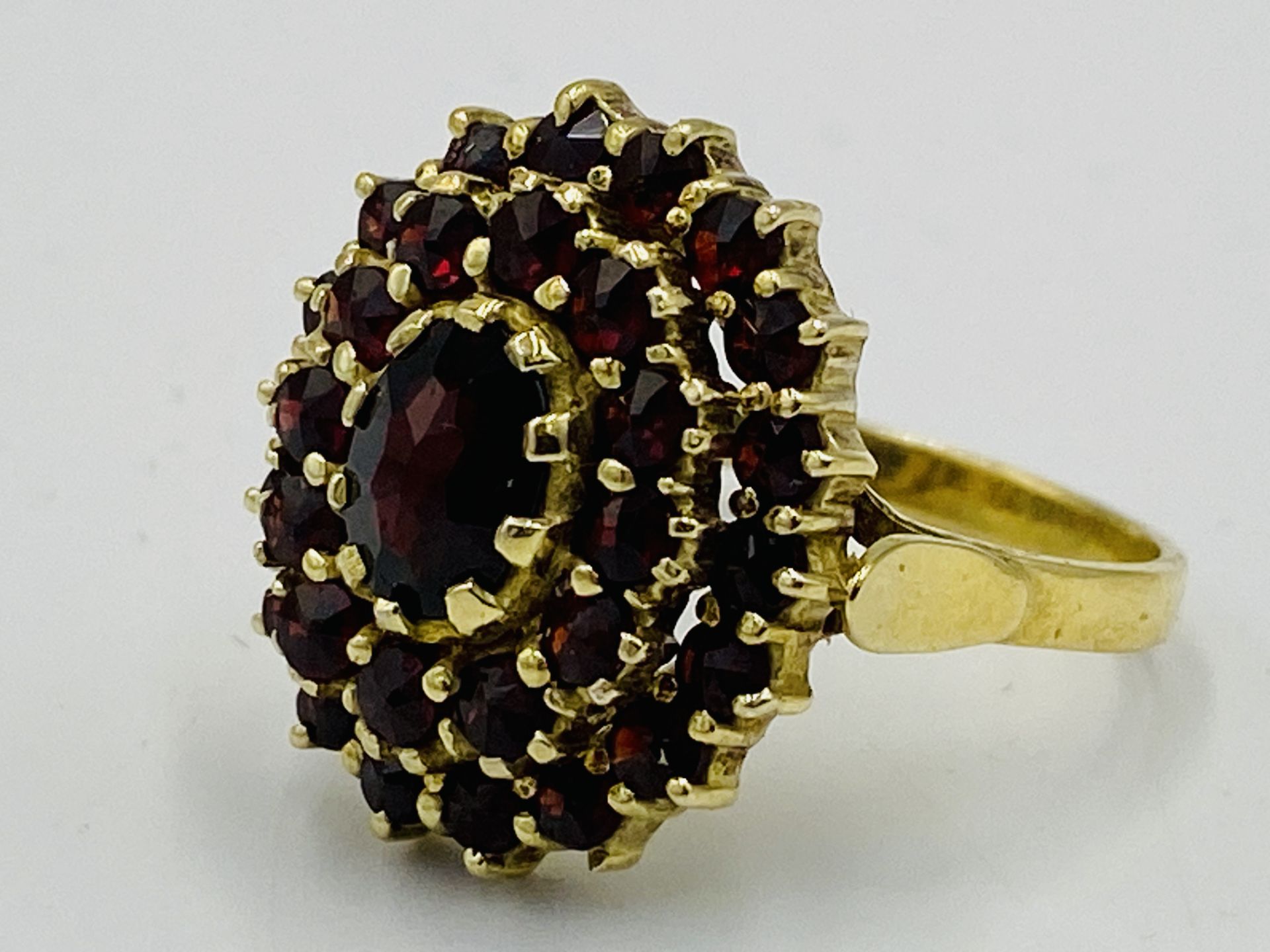 Yellow metal ring and red stone ring - Image 4 of 4