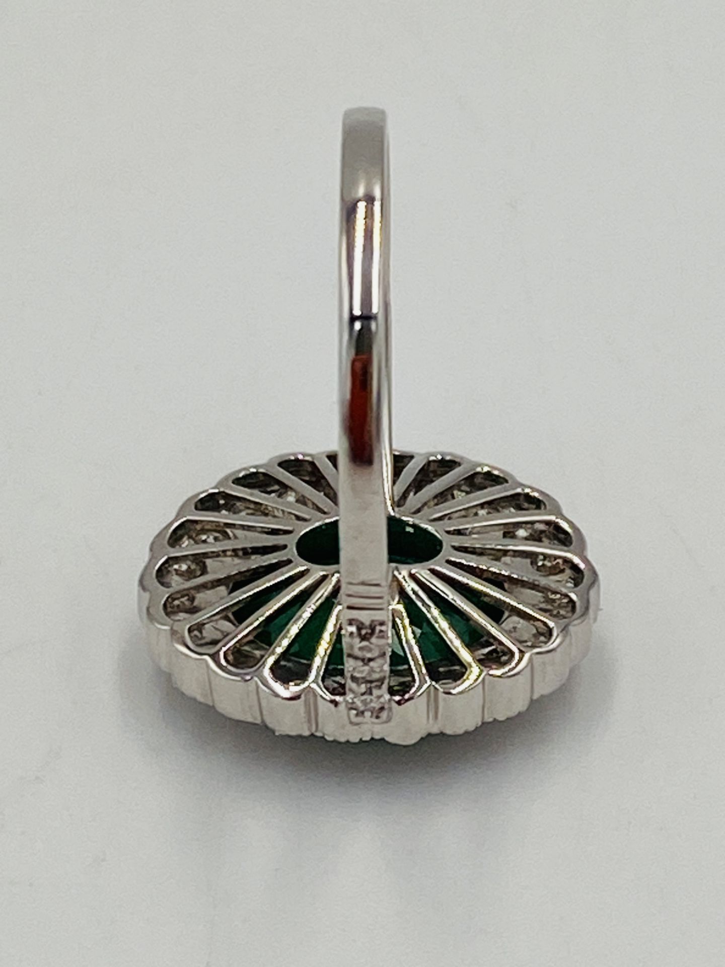 18ct white gold ring set with a oval emerald and diamond surround - Image 6 of 7