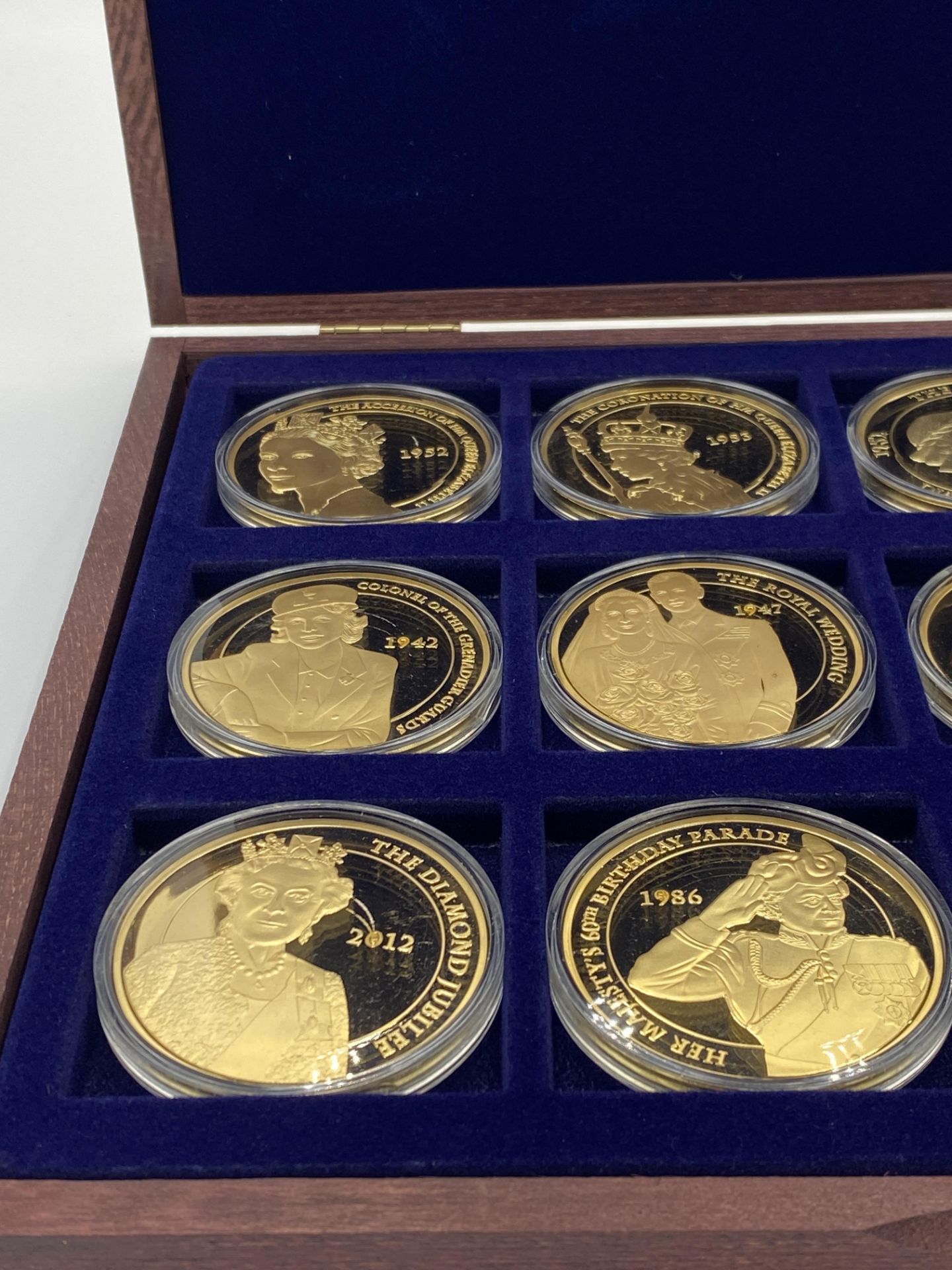 Twelve gold plated Portraits of the Queen Diamond Jubilee coins in presentation box - Image 3 of 6