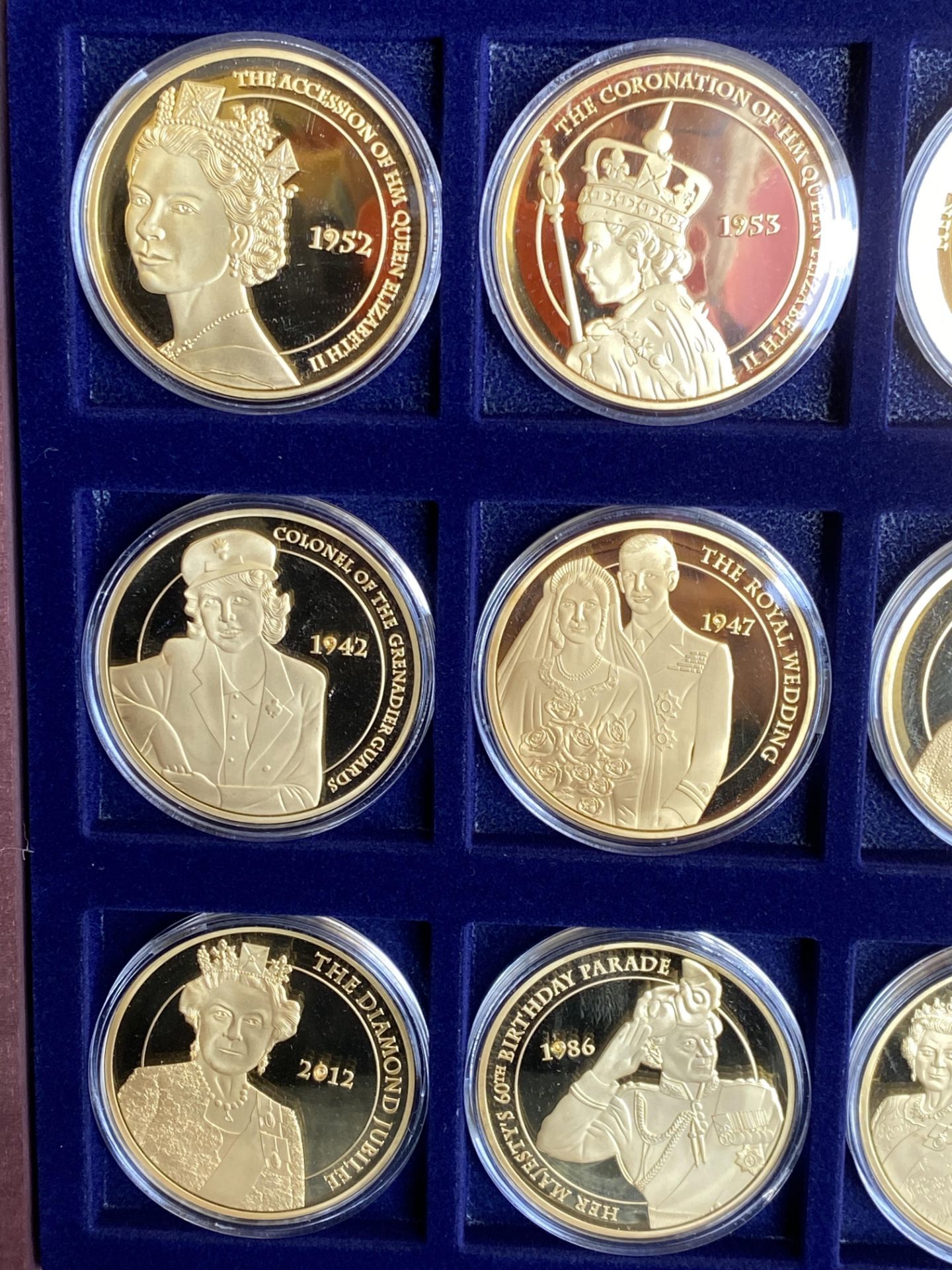 Twelve gold plated Portraits of the Queen Diamond Jubilee coins in presentation box - Image 3 of 4