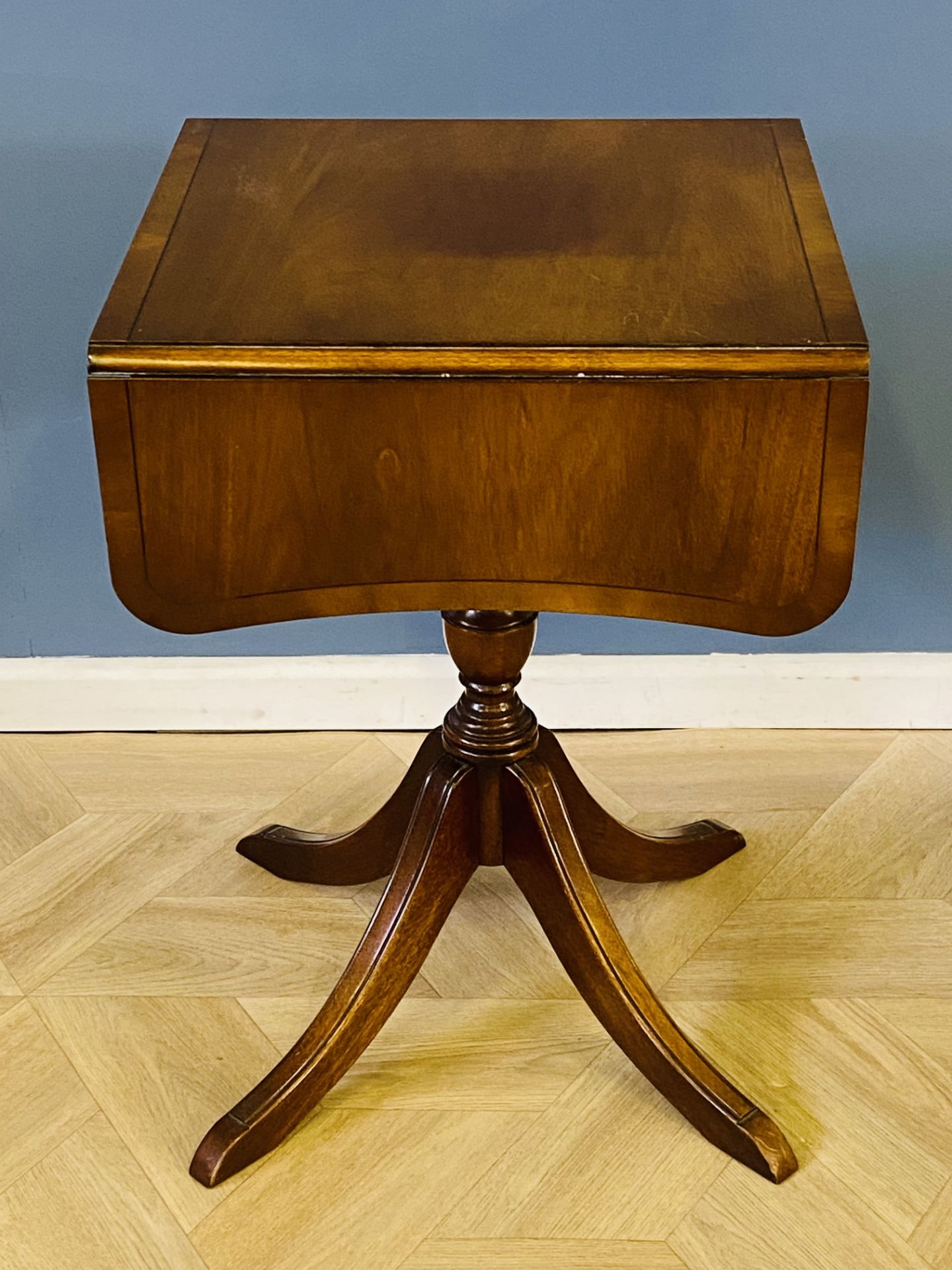 Inlaid mahogany drop leaf lamp table - Image 5 of 7