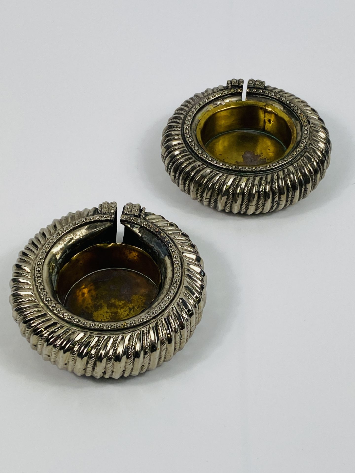 Pair of white metal ankle bangles with brass inserts - Image 4 of 7