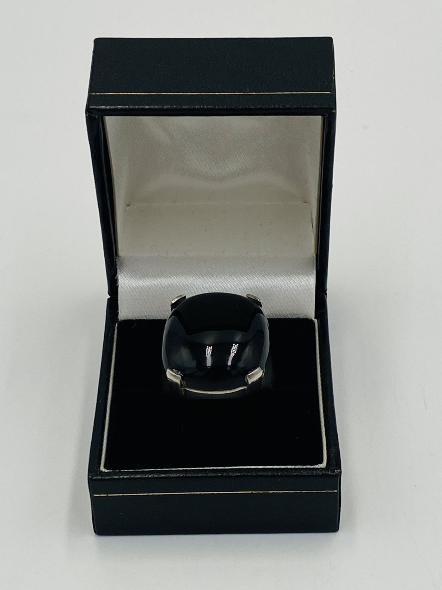 Silver ring set with an onyx stone - Image 2 of 5