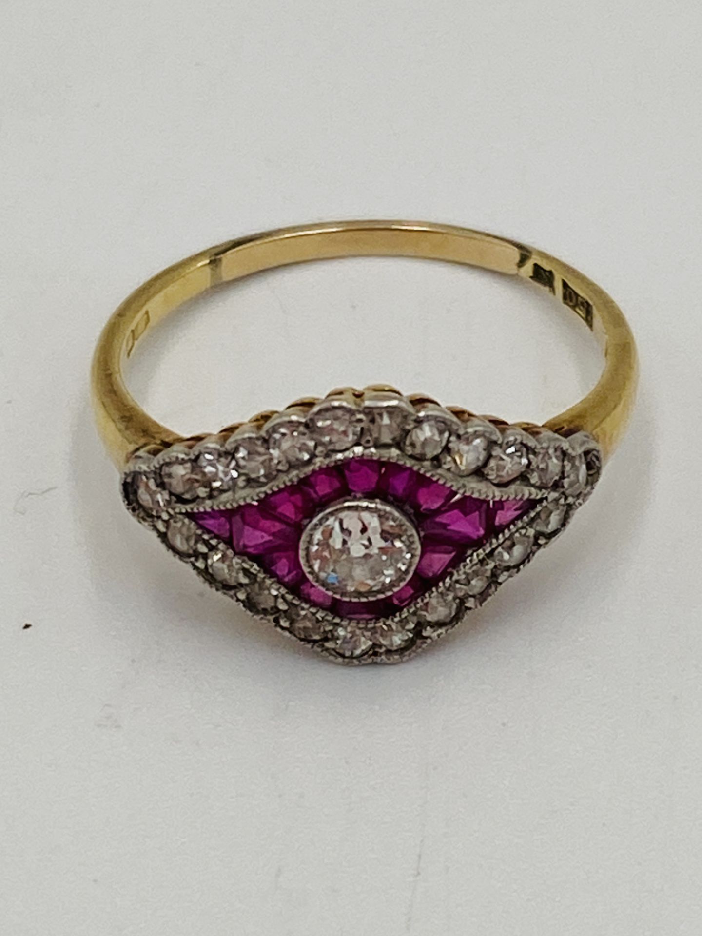 18ct gold ring set with central diamond - Image 5 of 6