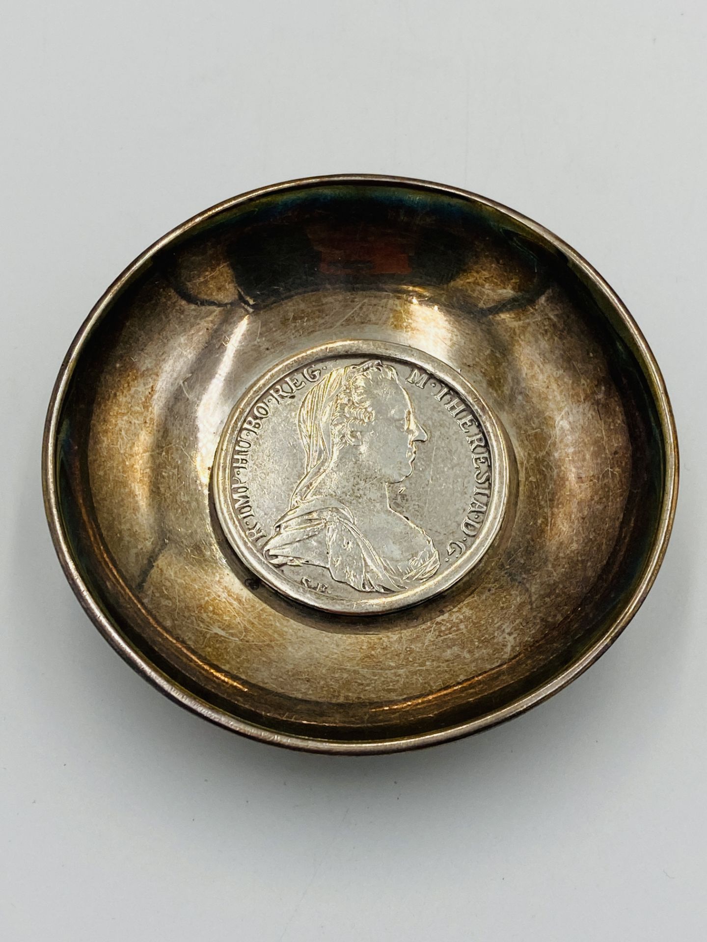 Two silver plate dishes set with a 1780 Maria Theresa silver thaler to centre. - Image 4 of 5