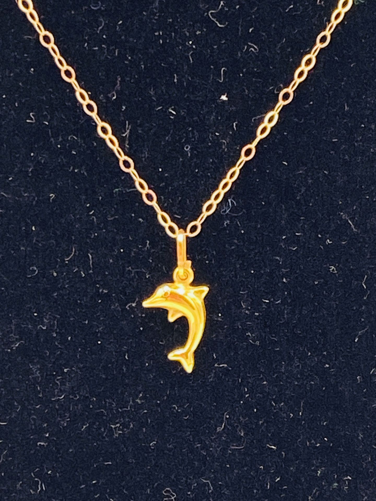 9ct gold necklace with dolphin pendant - Image 3 of 4