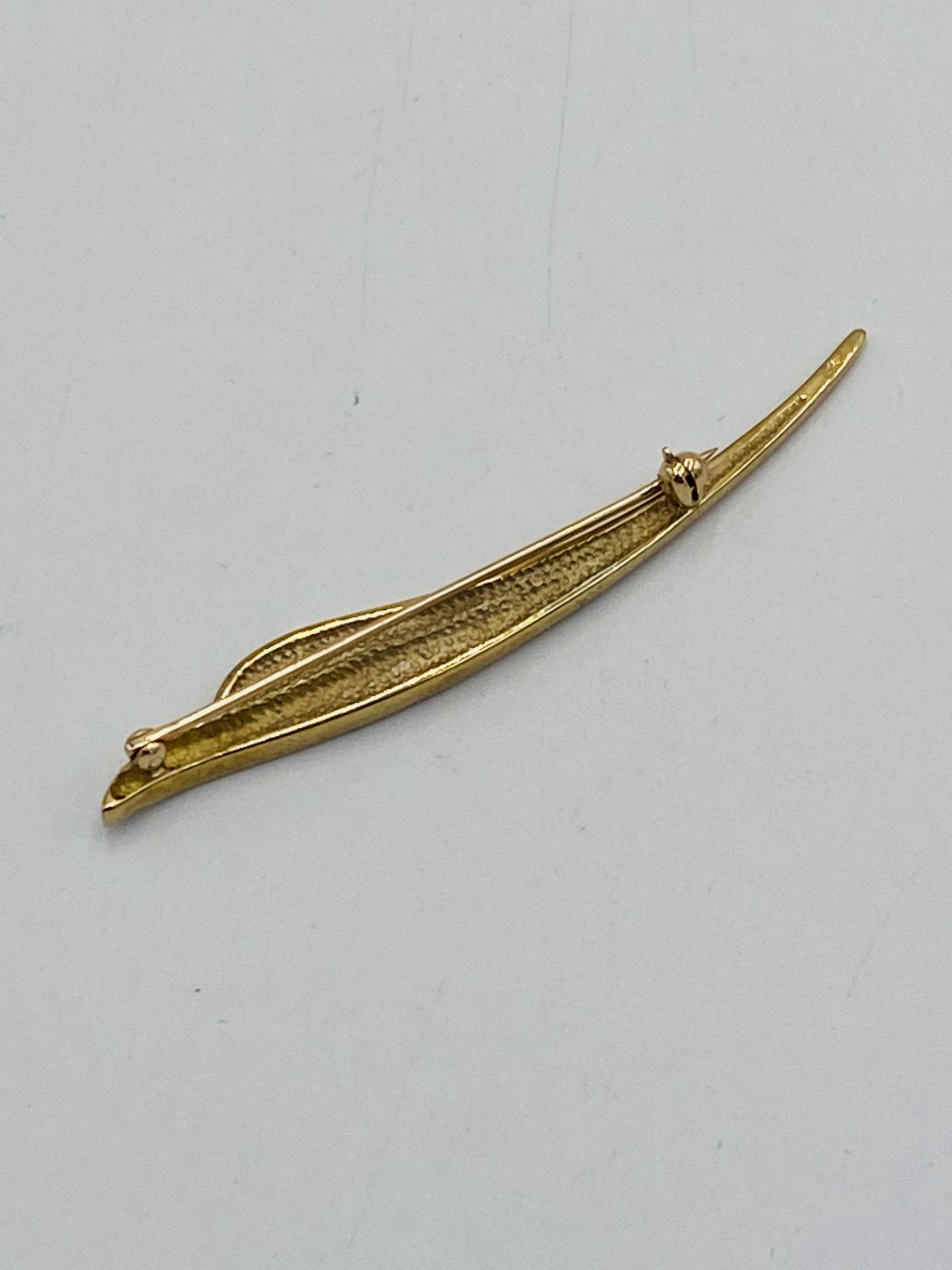 9ct gold brooch set with four diamonds - Image 2 of 4