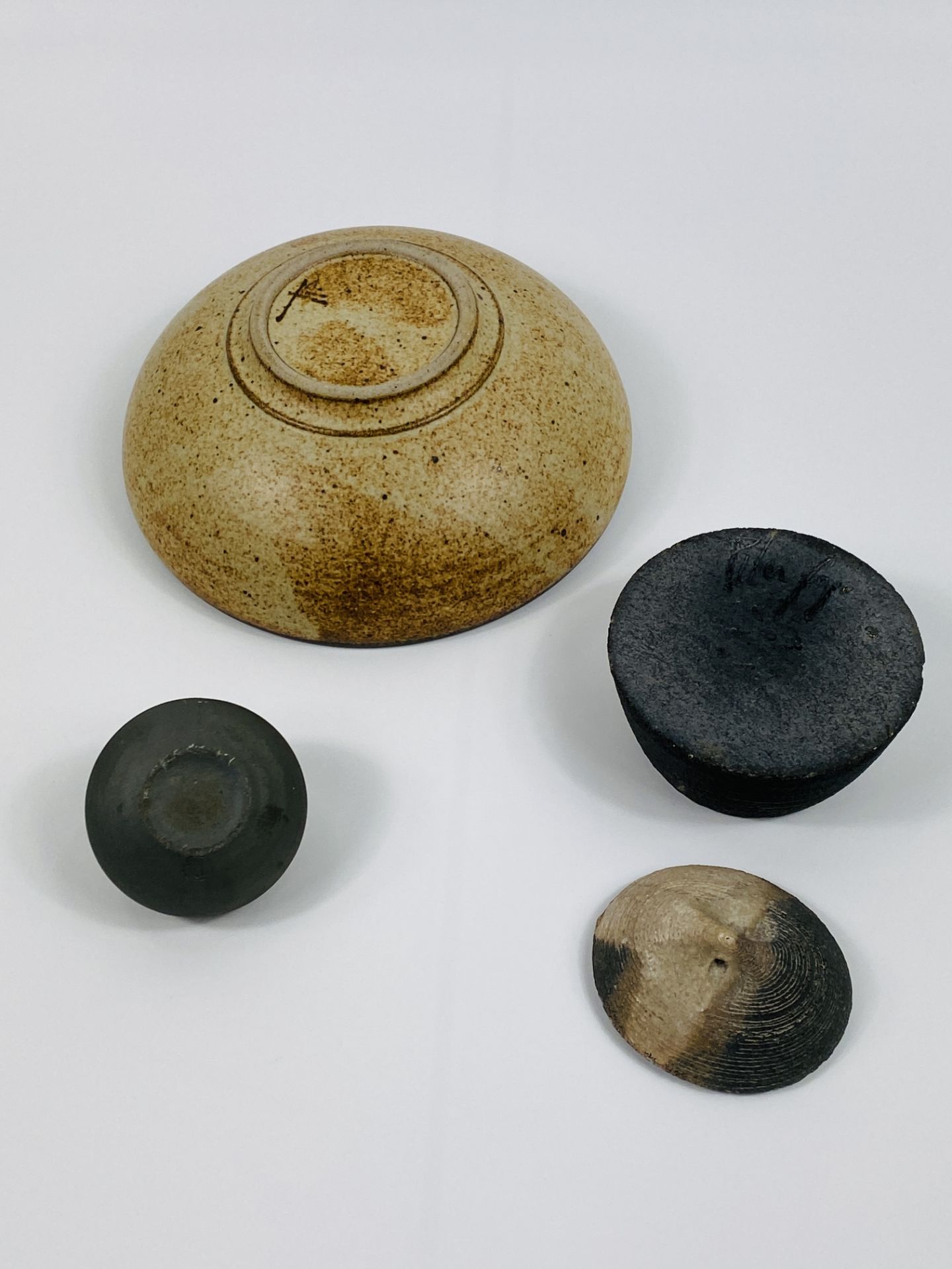 Quantity of studio pottery - Image 9 of 16