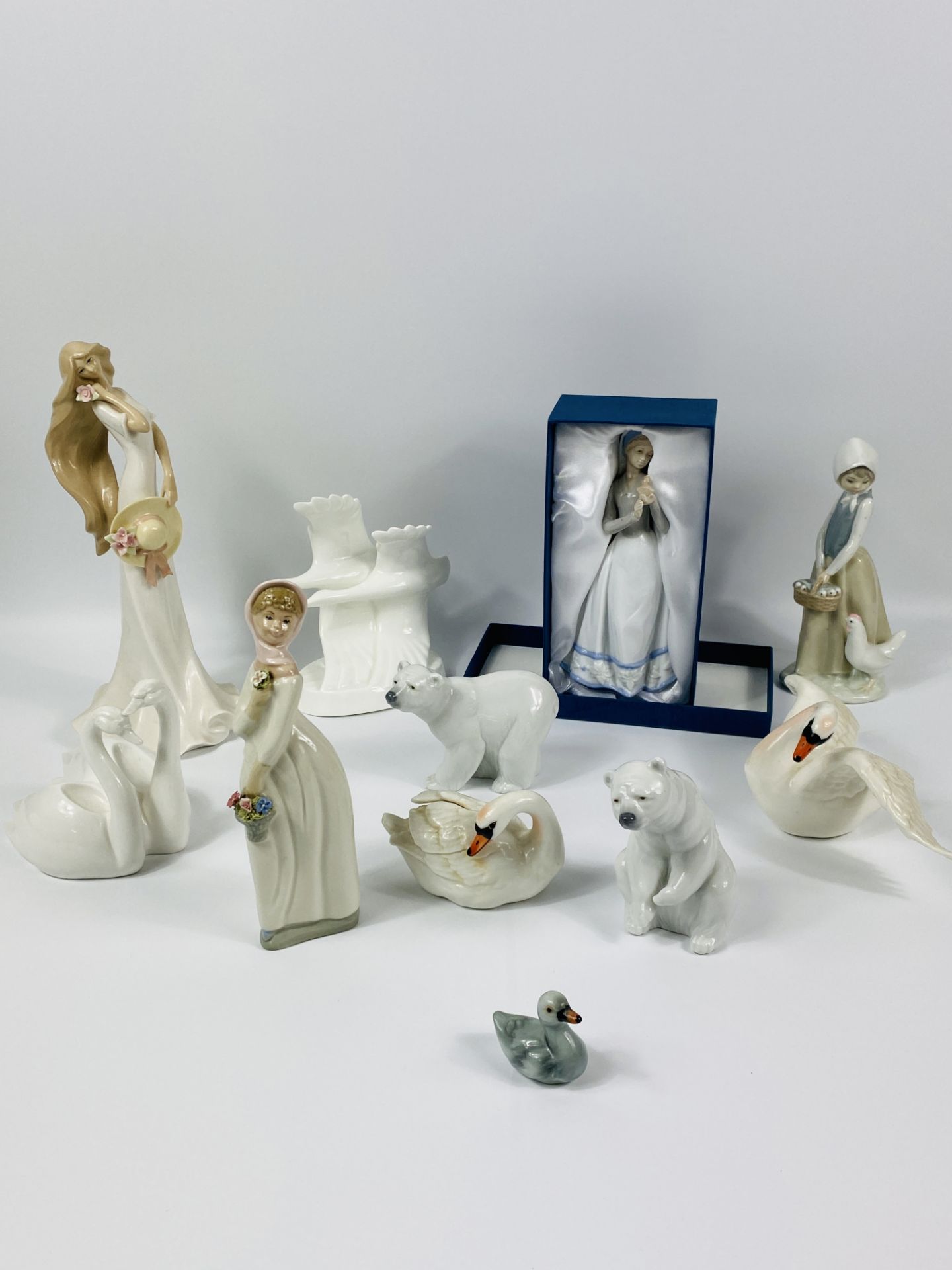 Quantity of ceramic figurines