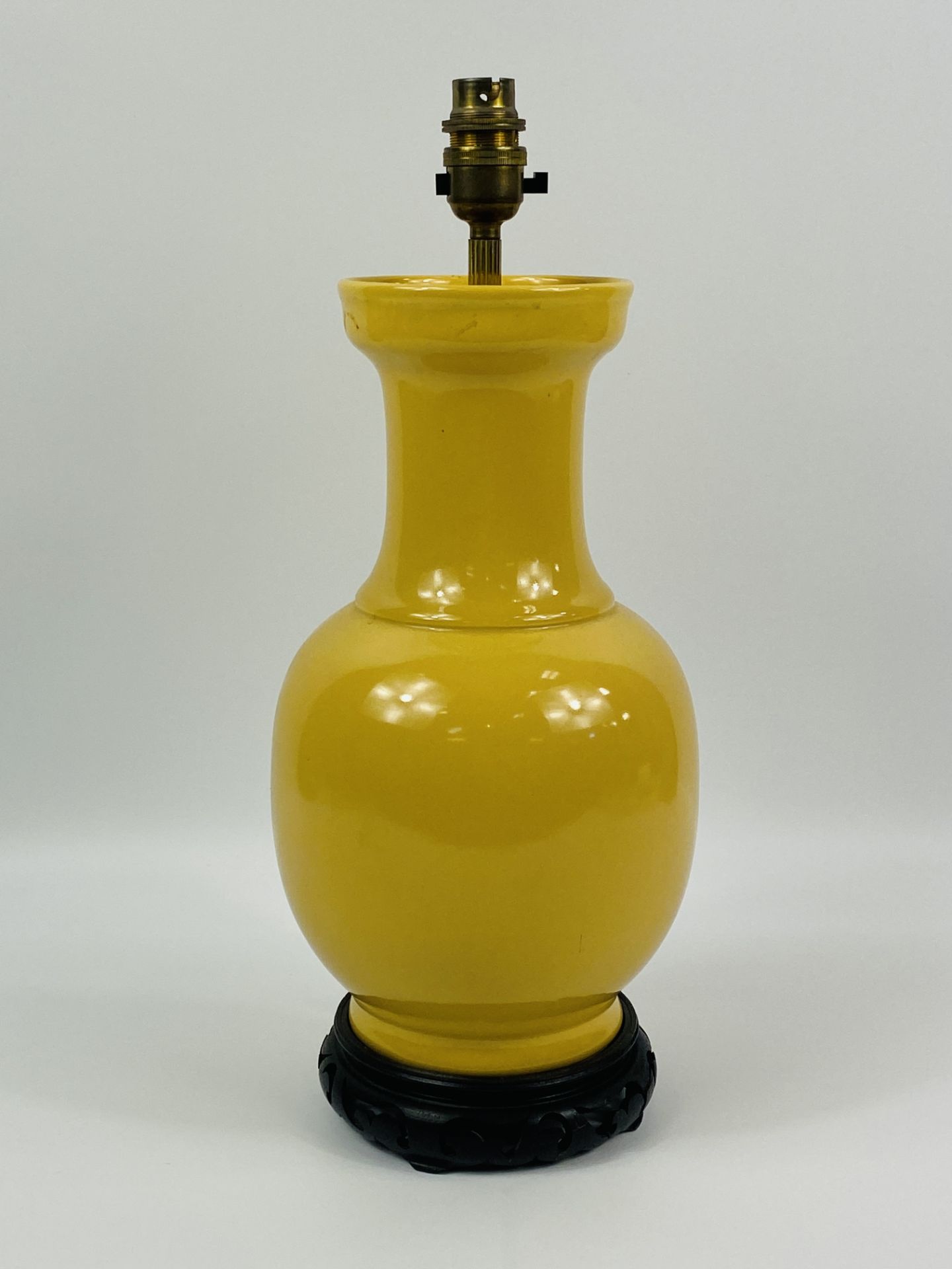 Oriental style ceramic table lamp on wood base - Image 2 of 5