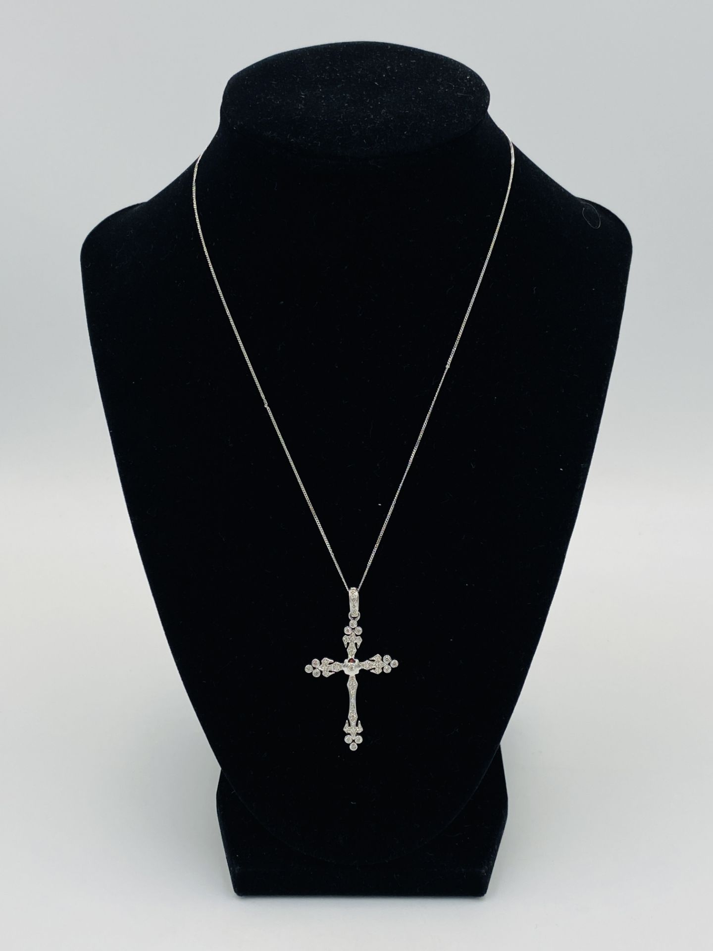 9ct gold and diamond set cross on 9ct gold chain - Image 3 of 4