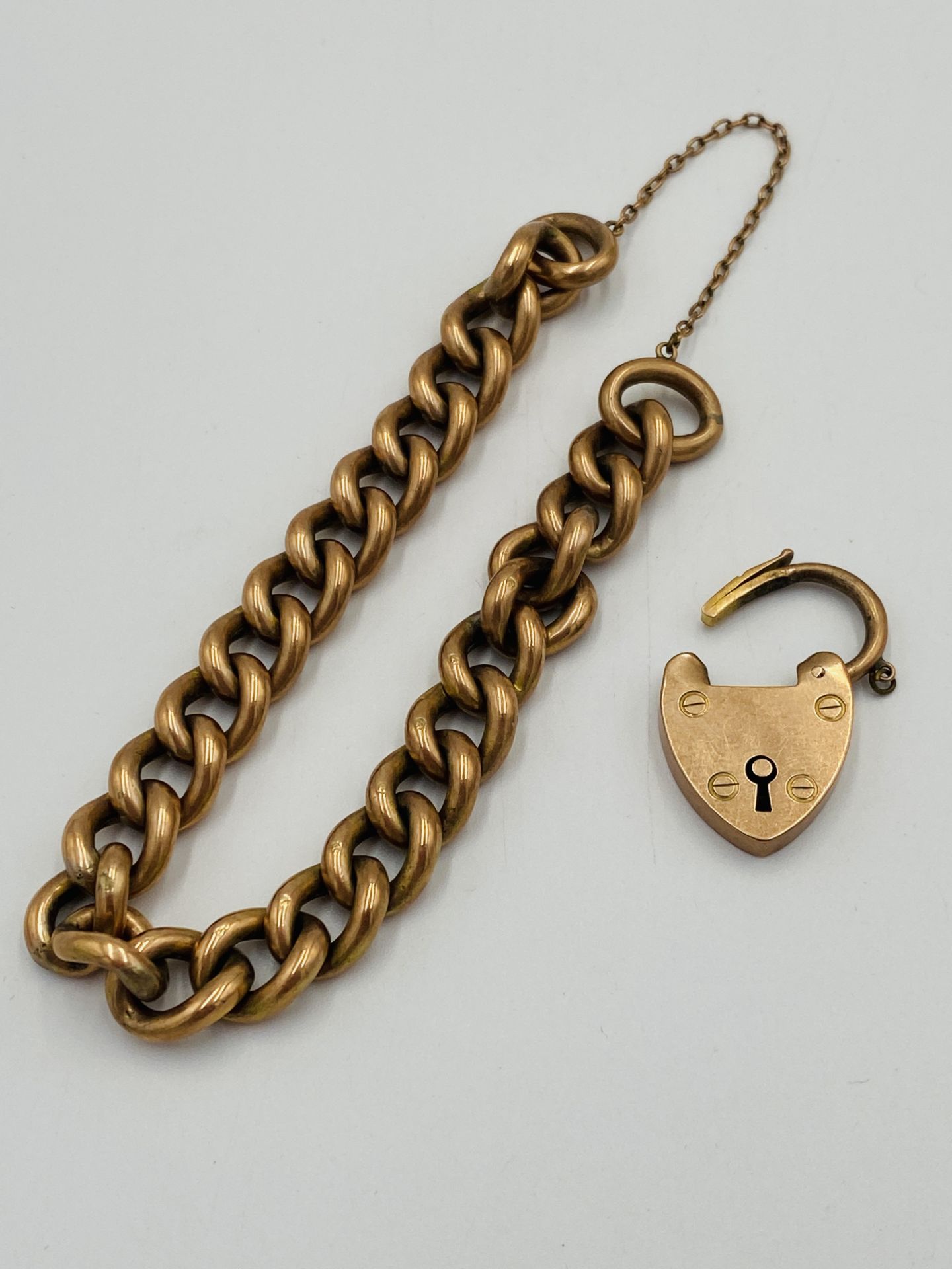 9ct gold bracelet with 9ct gold padlock charm - Image 2 of 4