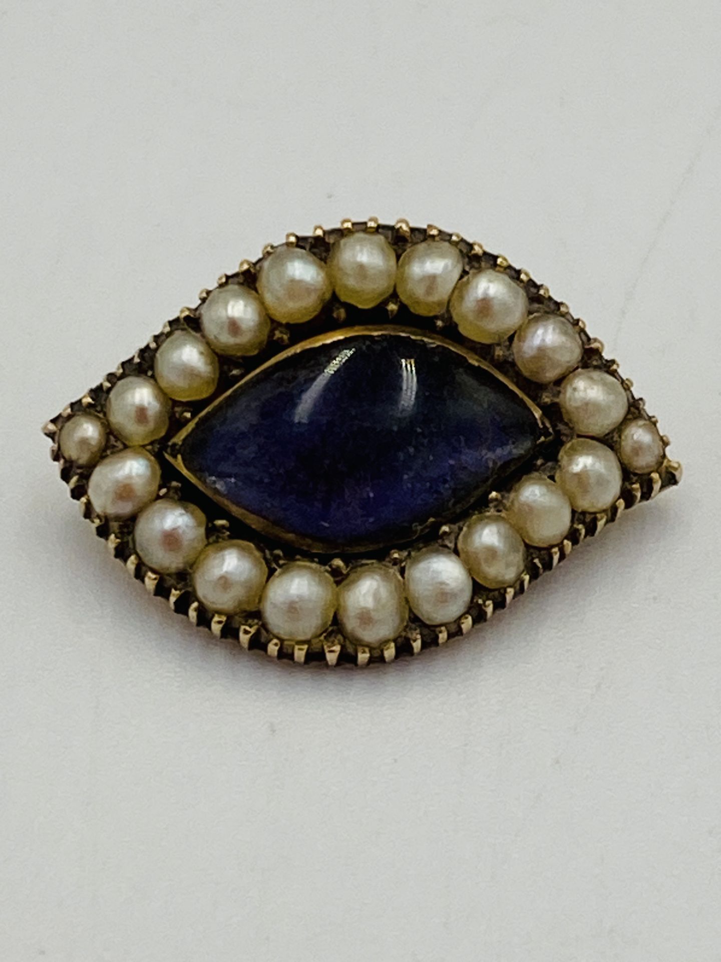 Pearl brooch with purple centre stone - Image 5 of 5