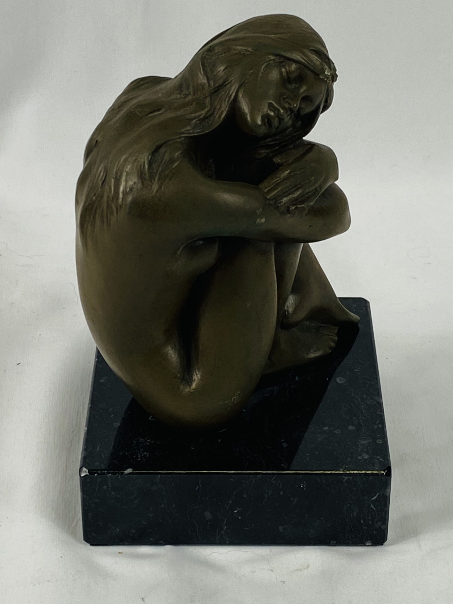 Cast limited edition sculpture of a sleeping lady - Bild 5 aus 6