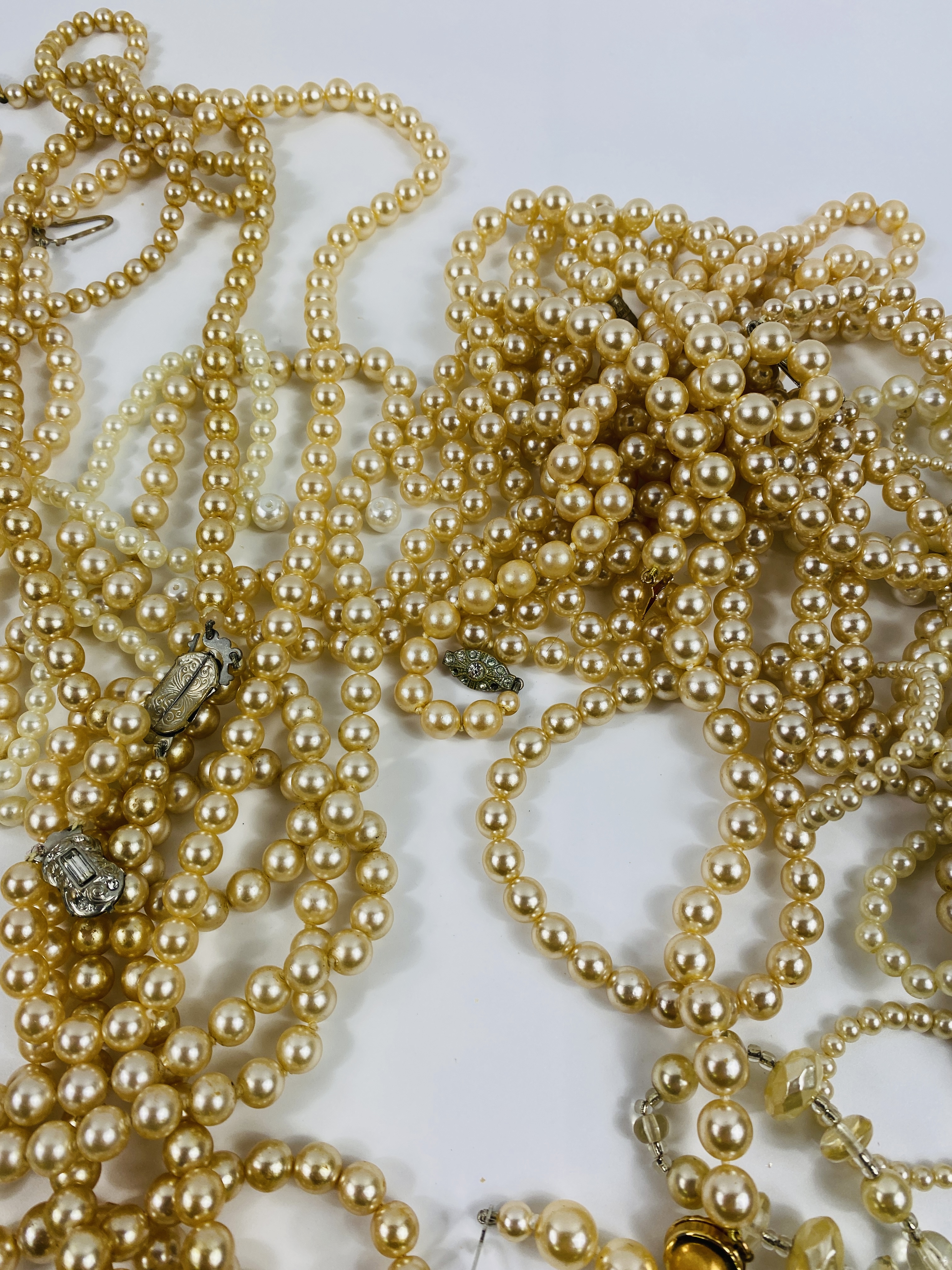 Quantity of pearl necklaces - Image 3 of 5