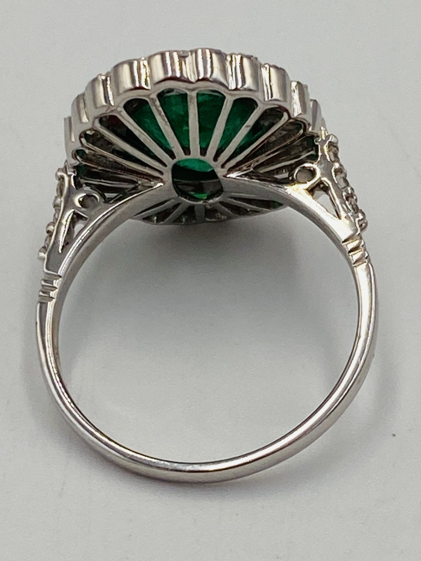 18ct white gold ring set with a oval emerald and diamond surround - Image 7 of 7