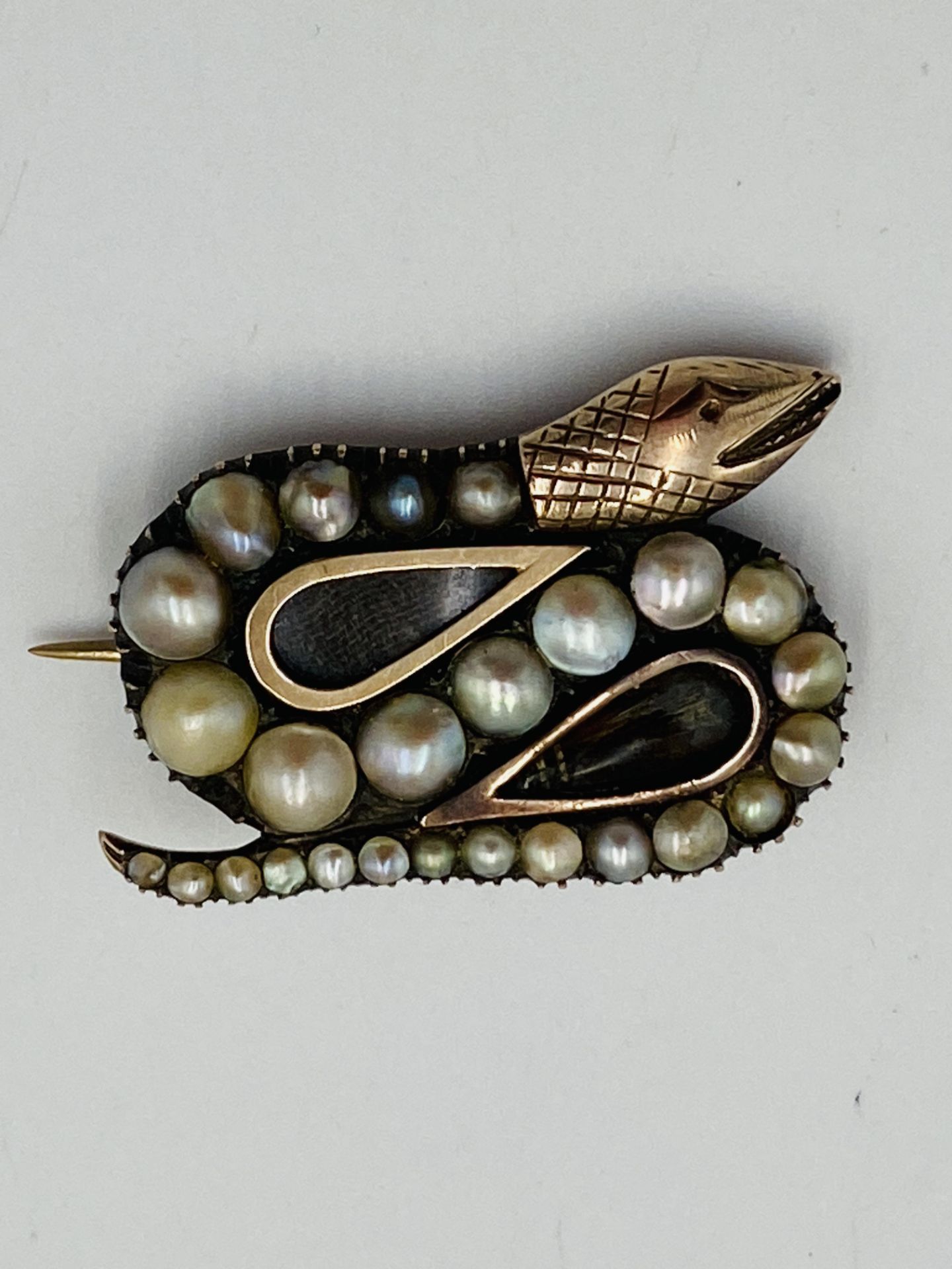 Yellow metal snake brooch set with graduated pearls - Image 3 of 6