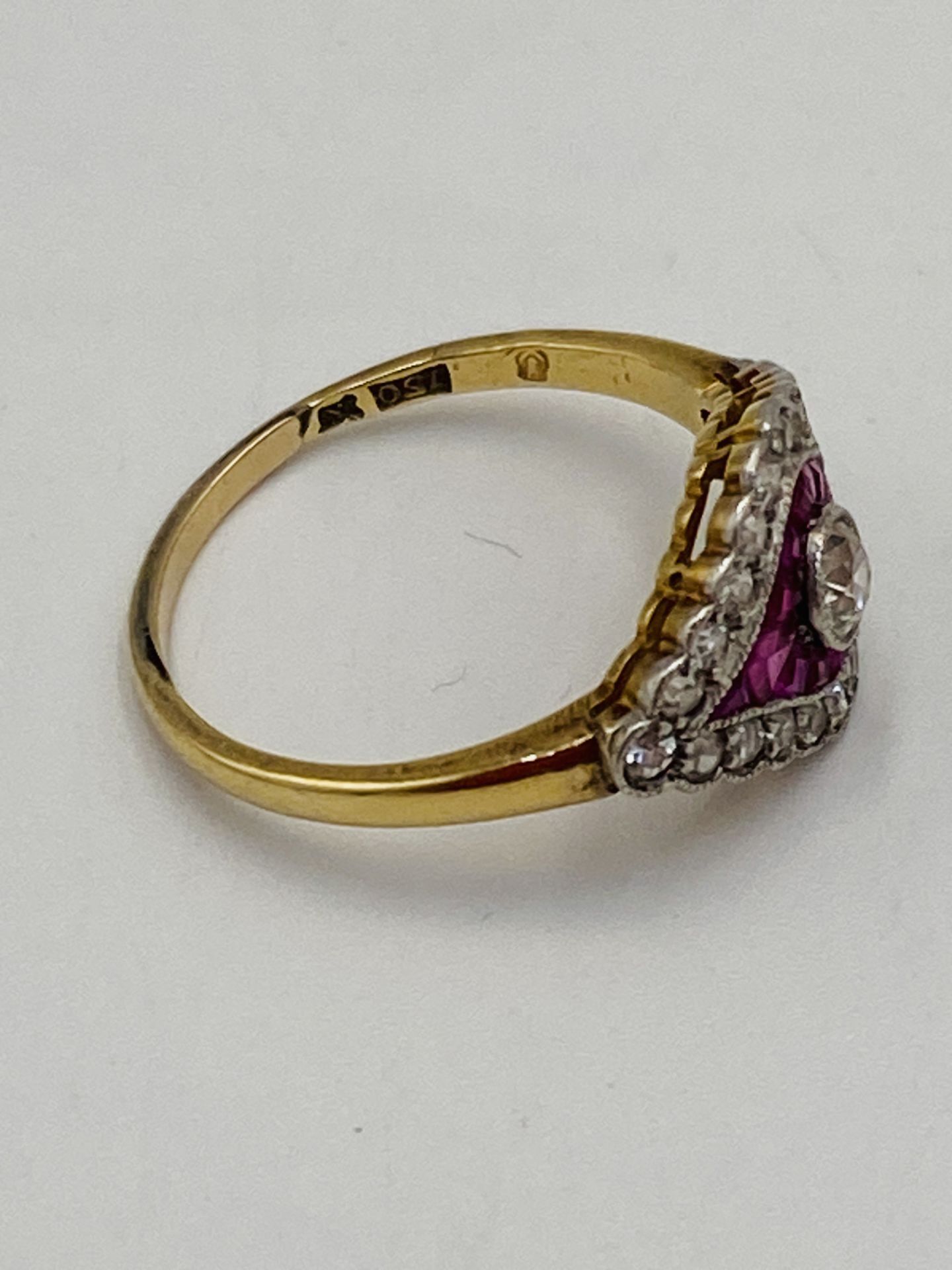 18ct gold ring set with central diamond - Image 2 of 6