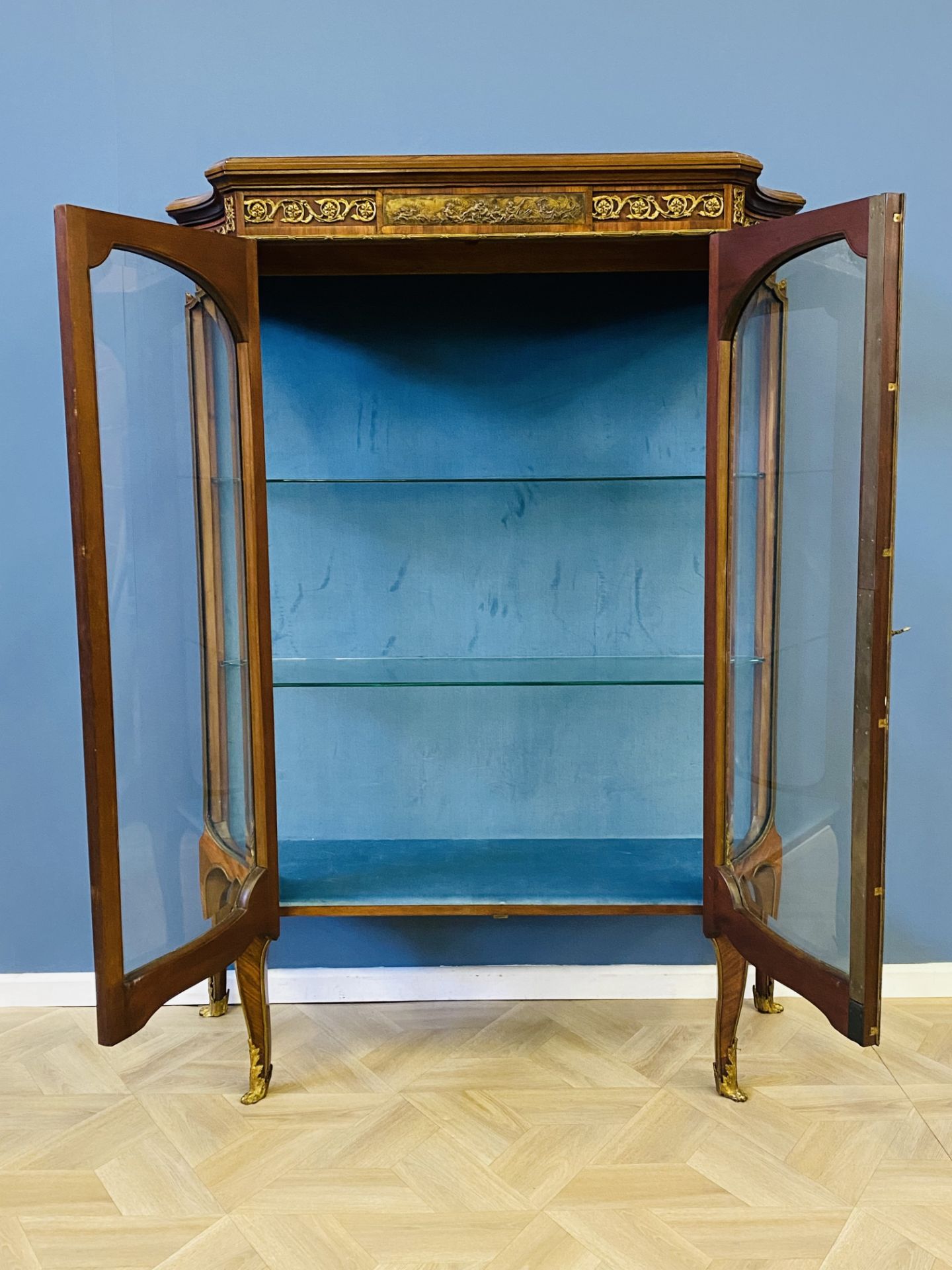 Late 19th century French kingwood and ormolu mounted two door vitrine - Image 6 of 7
