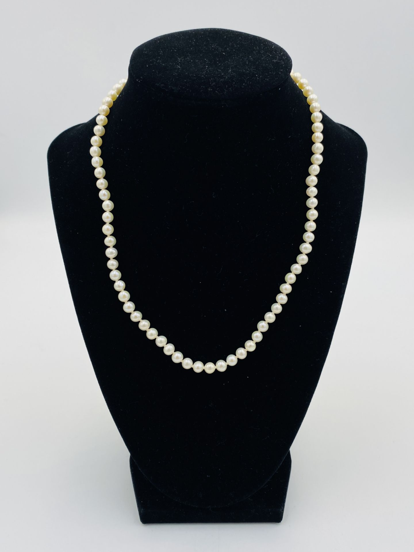 Pearl necklace with 9ct gold clasp - Image 3 of 4