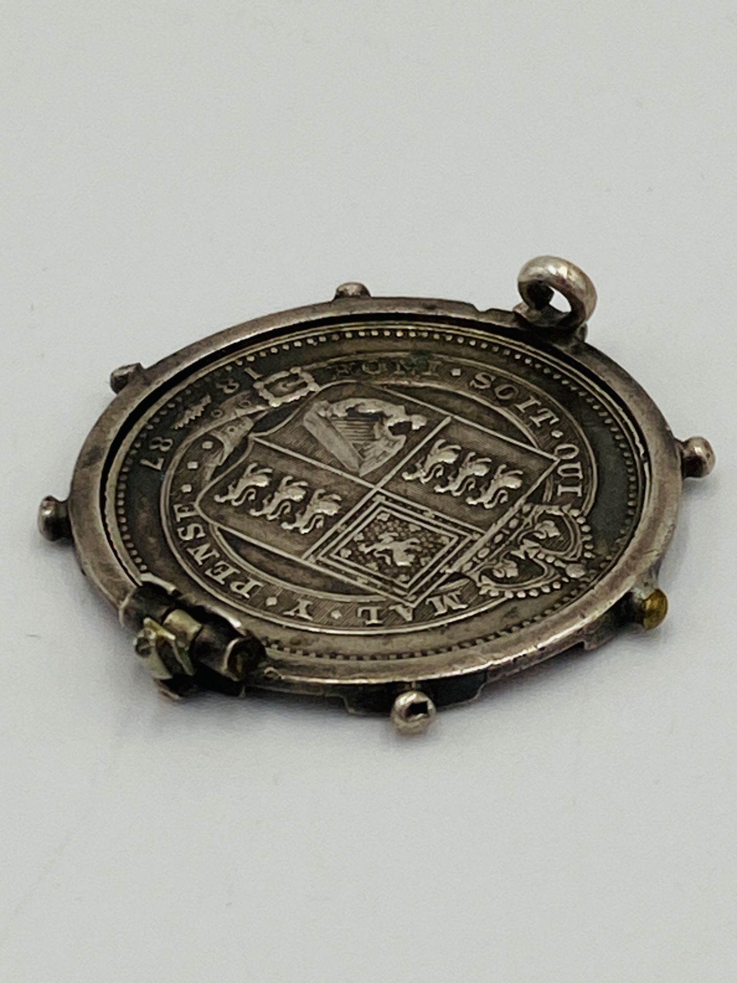 Victorian silver shilling in white metal mount - Image 3 of 4