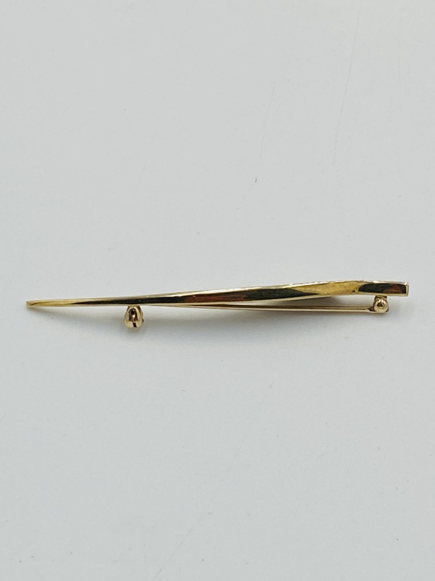 9ct gold brooch set with four diamonds - Image 3 of 4