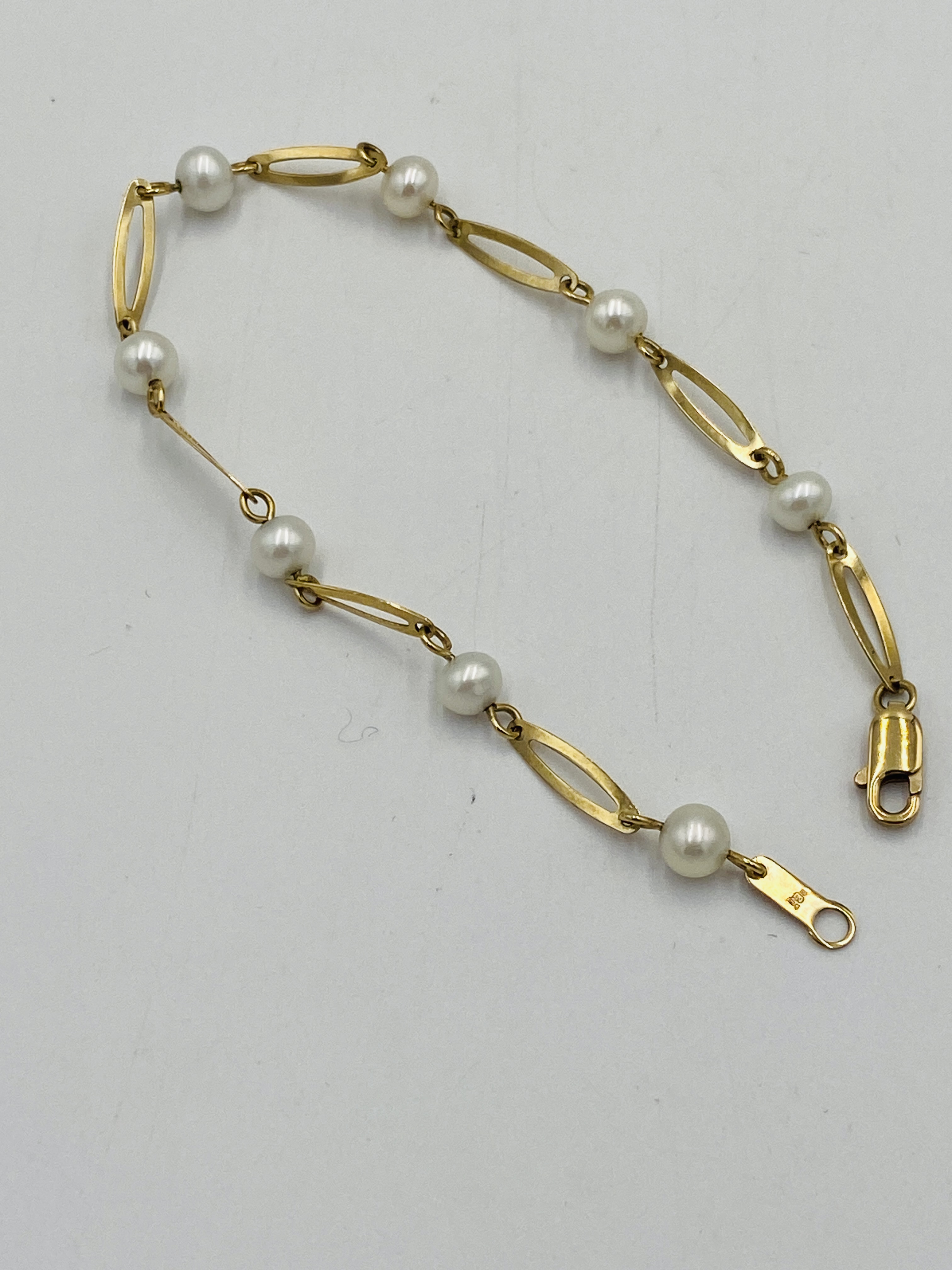 9ct gold and pearl bracelet