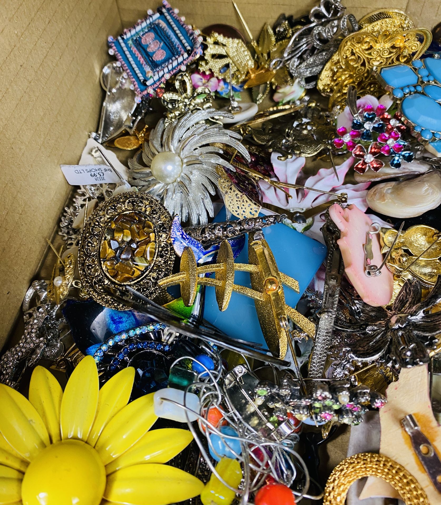 Quantity of costume jewellery brooches - Image 7 of 7