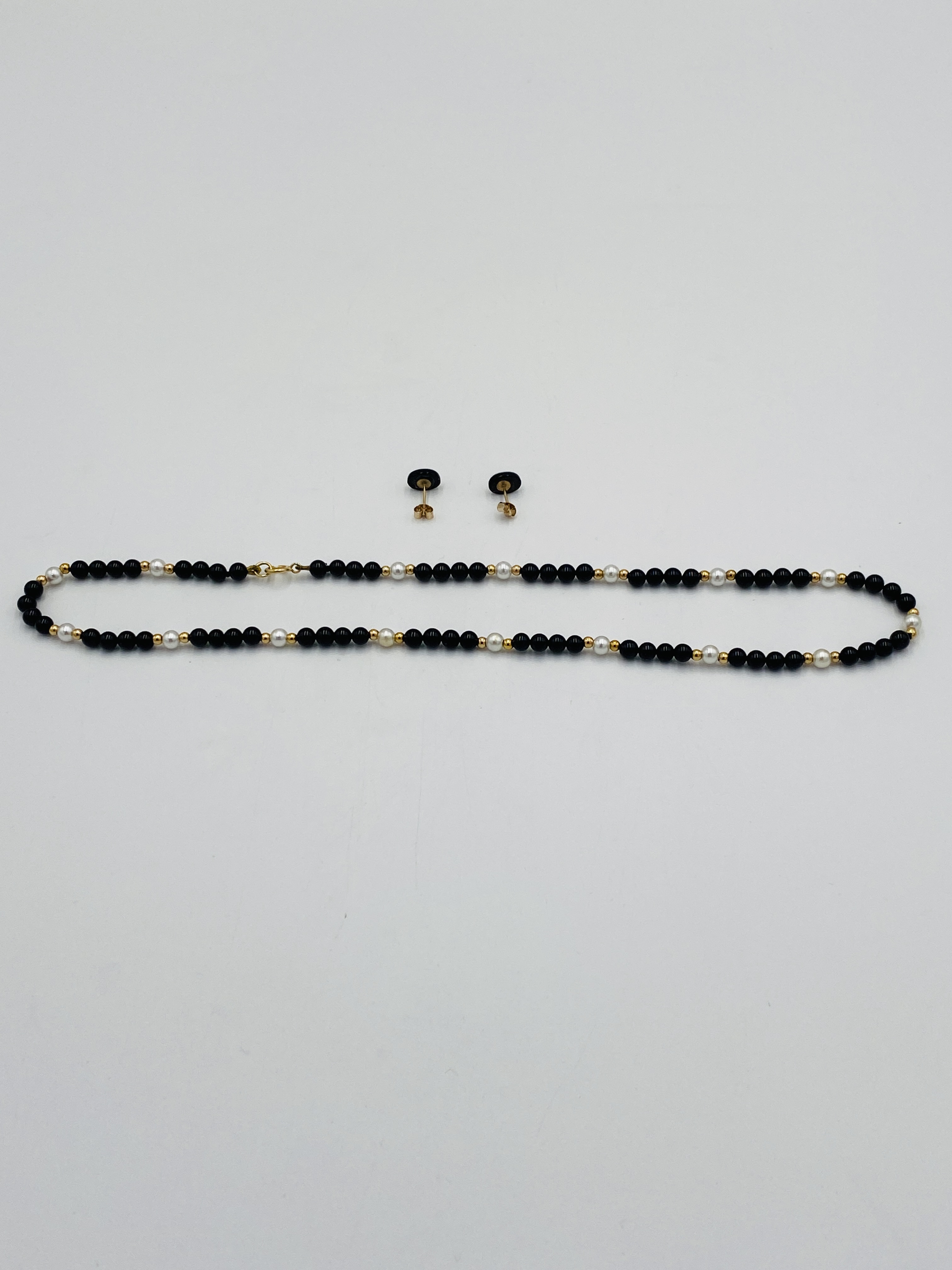 Bead necklace with 9ct gold clasp,together with matching earrings - Image 6 of 6