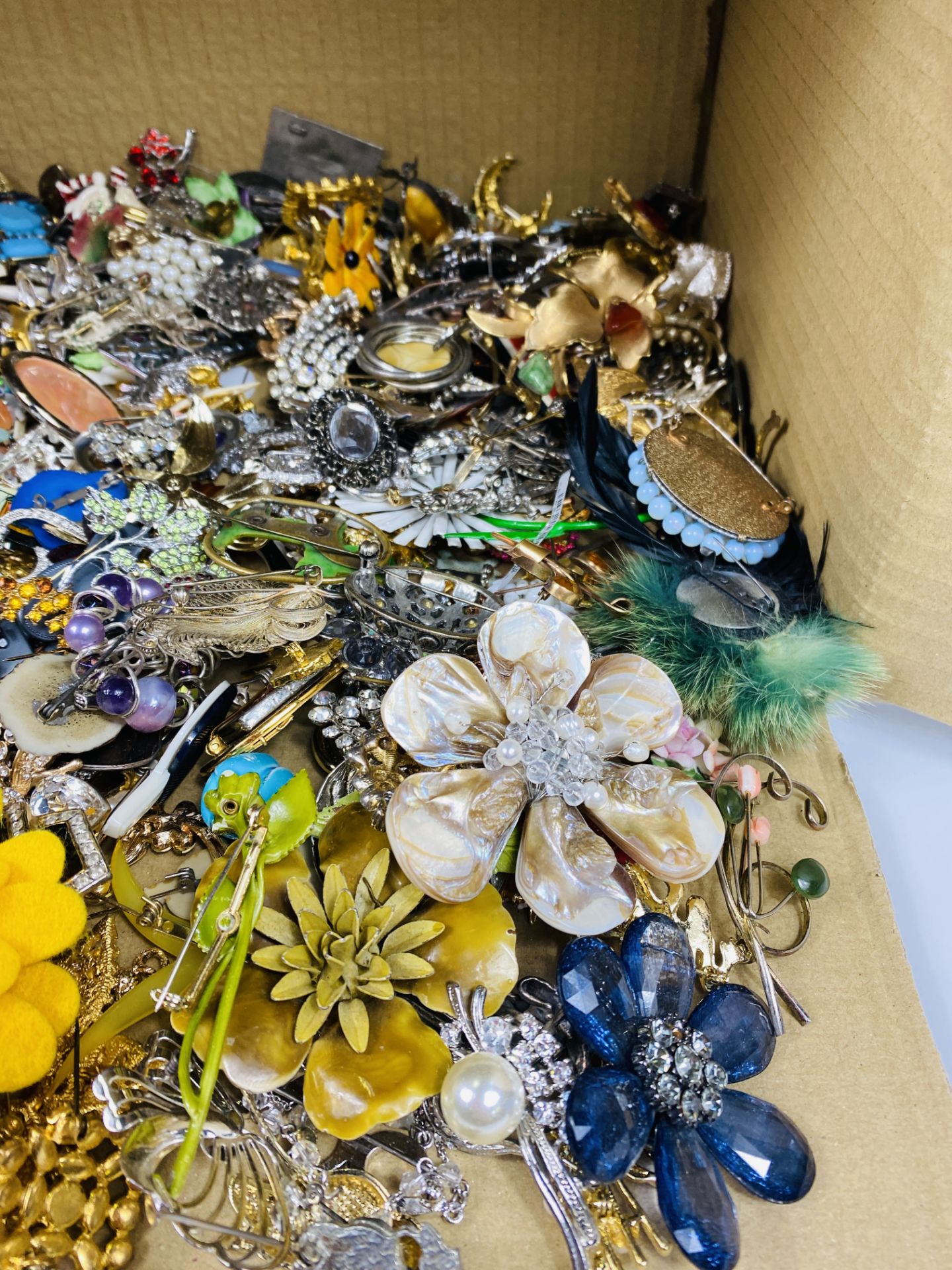 Quantity of costume jewellery brooches - Image 4 of 7