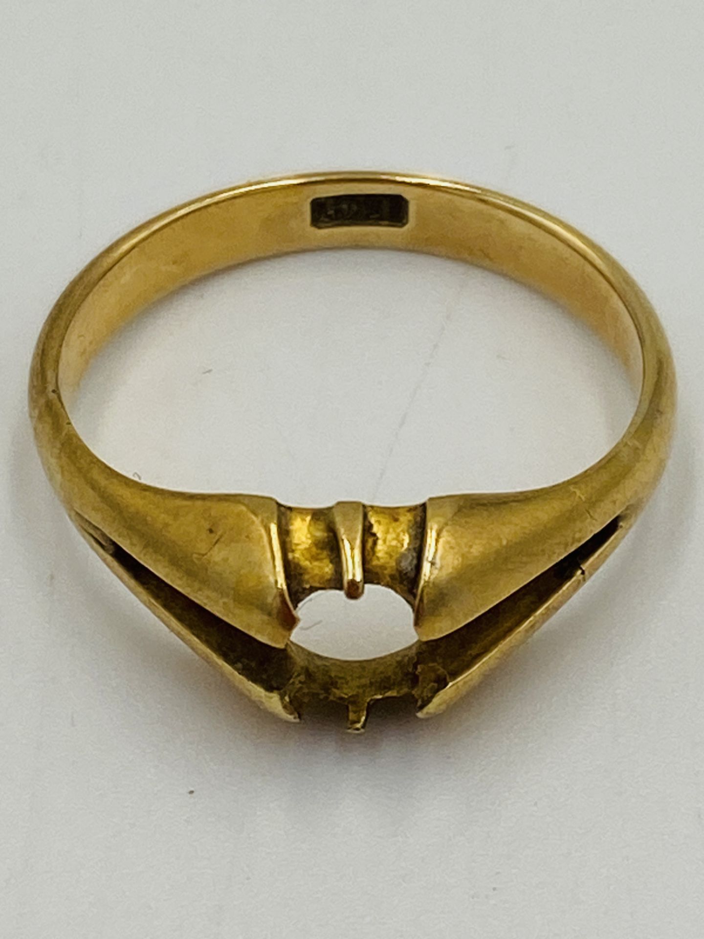 15ct gold ring together with a yellow metal ring - Image 4 of 5