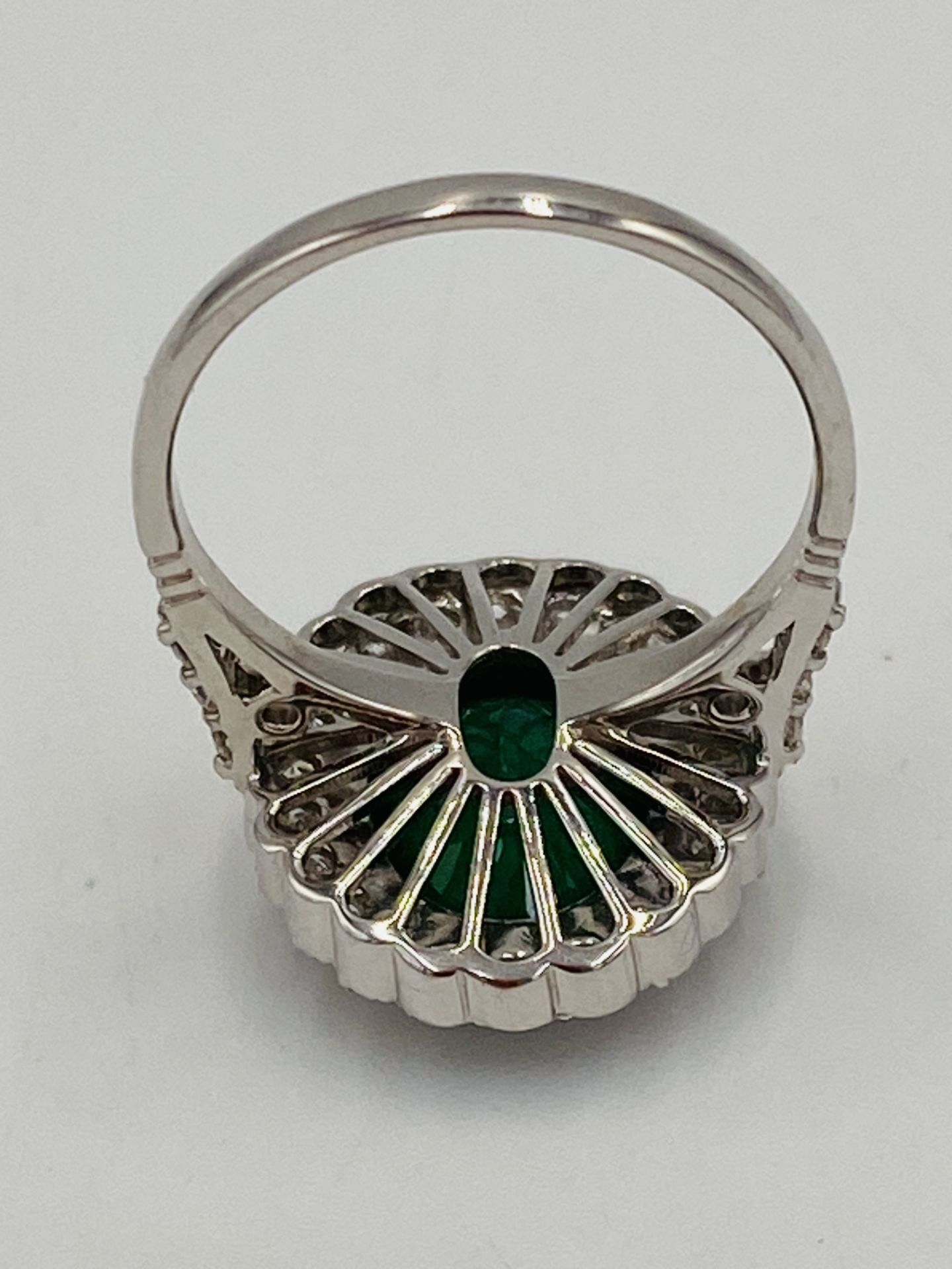 18ct white gold ring set with a oval emerald and diamond surround - Image 5 of 7