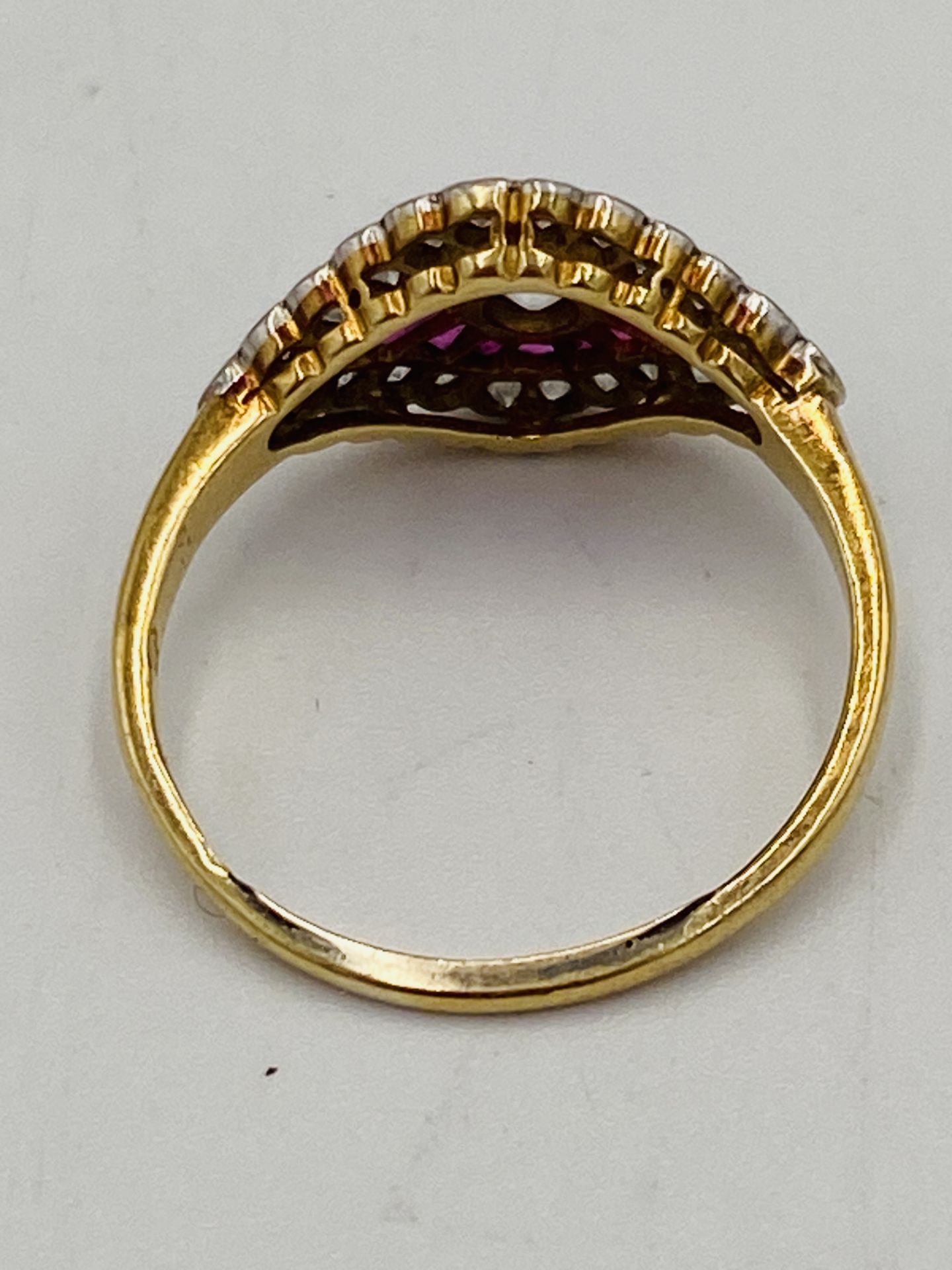 18ct gold ring set with central diamond - Image 6 of 6