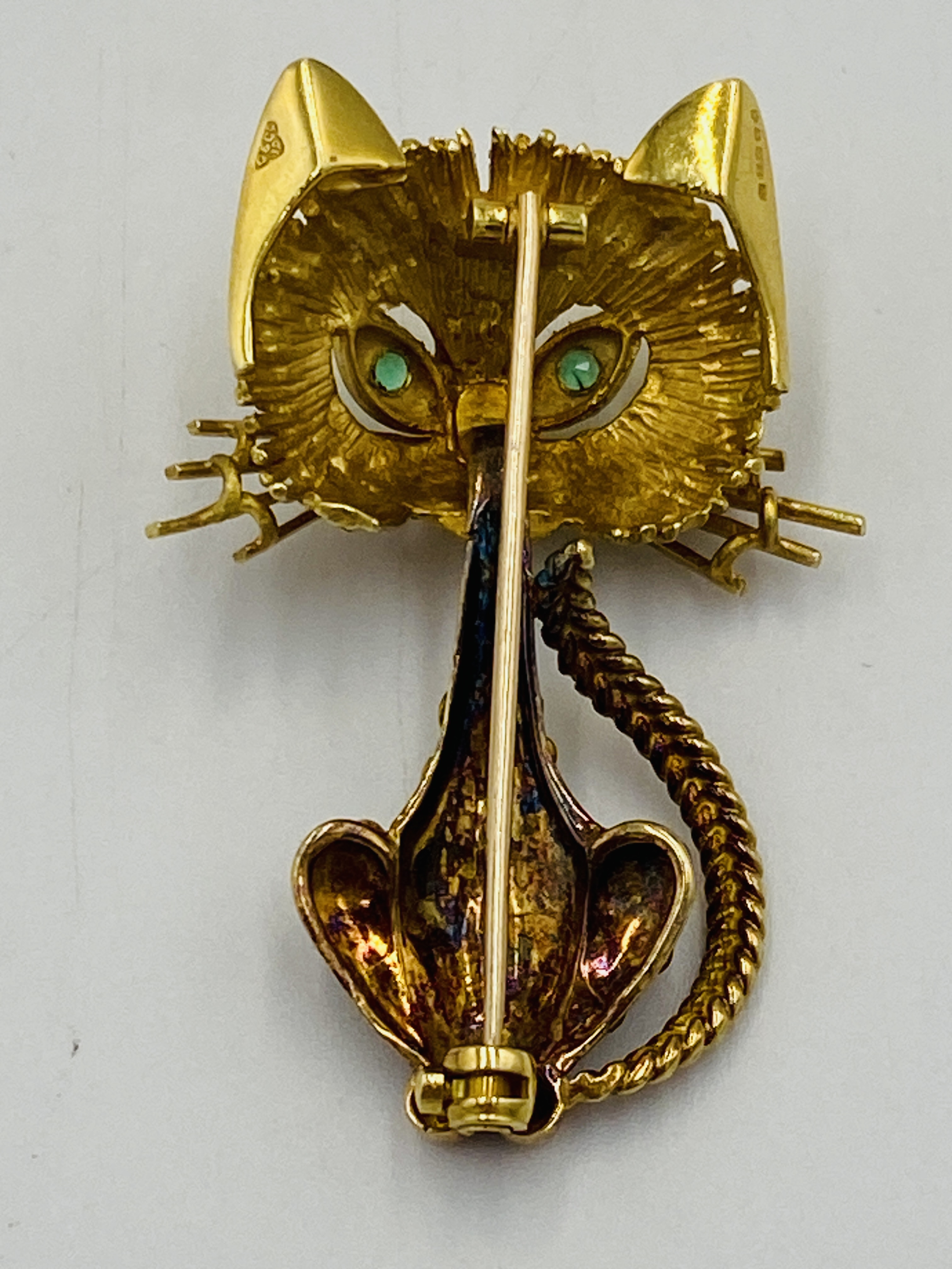 18ct gold Garrards cat brooch set with emerald eyes - Image 4 of 6