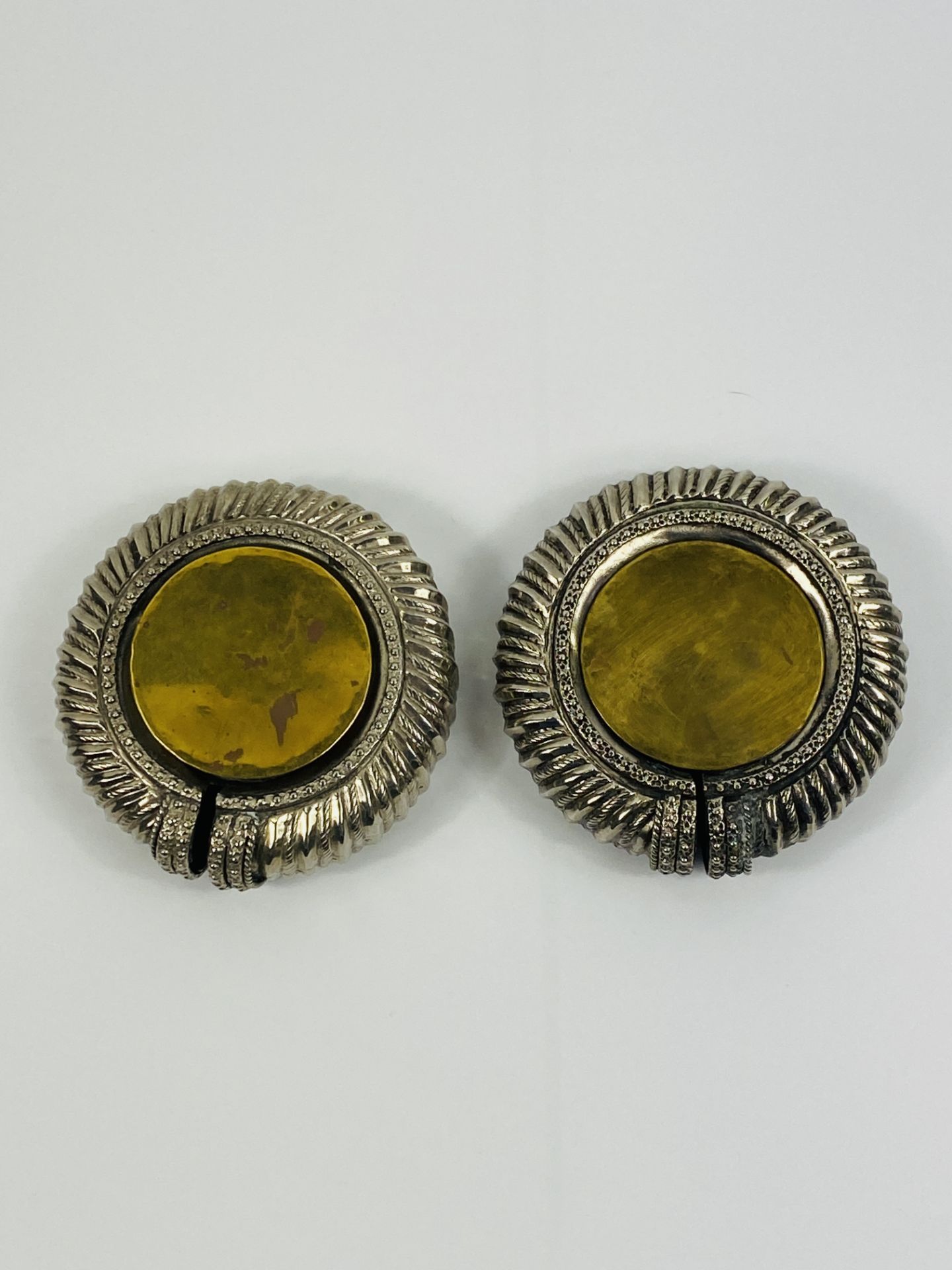 Pair of white metal ankle bangles with brass inserts - Image 2 of 7
