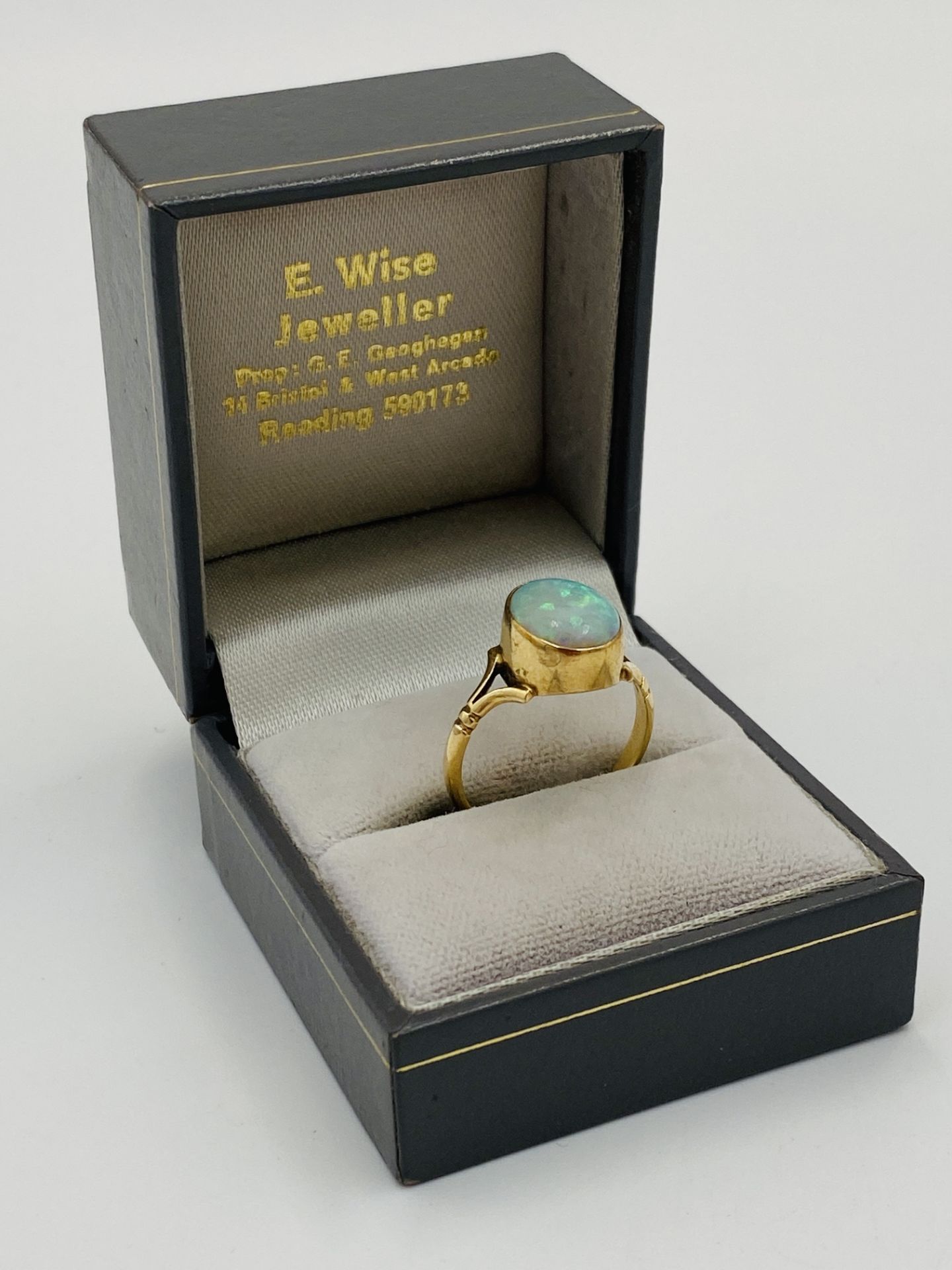 9ct gold ring set with a pale opal - Image 2 of 6