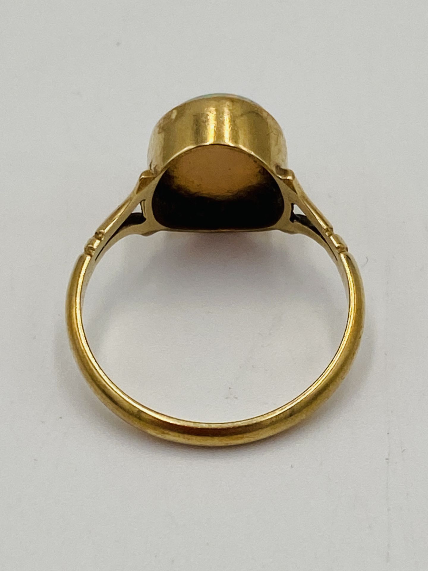 9ct gold ring set with a pale opal - Image 4 of 6