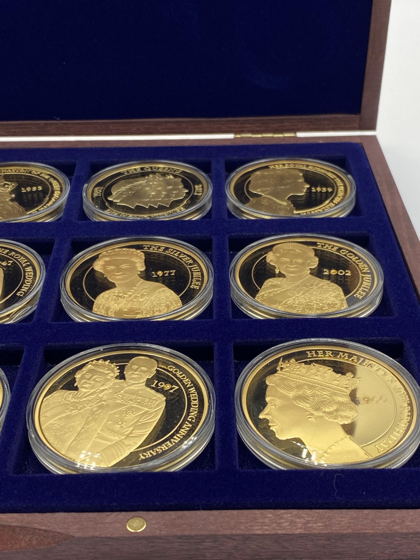 Twelve gold plated Portraits of the Queen Diamond Jubilee coins in presentation box - Image 4 of 6