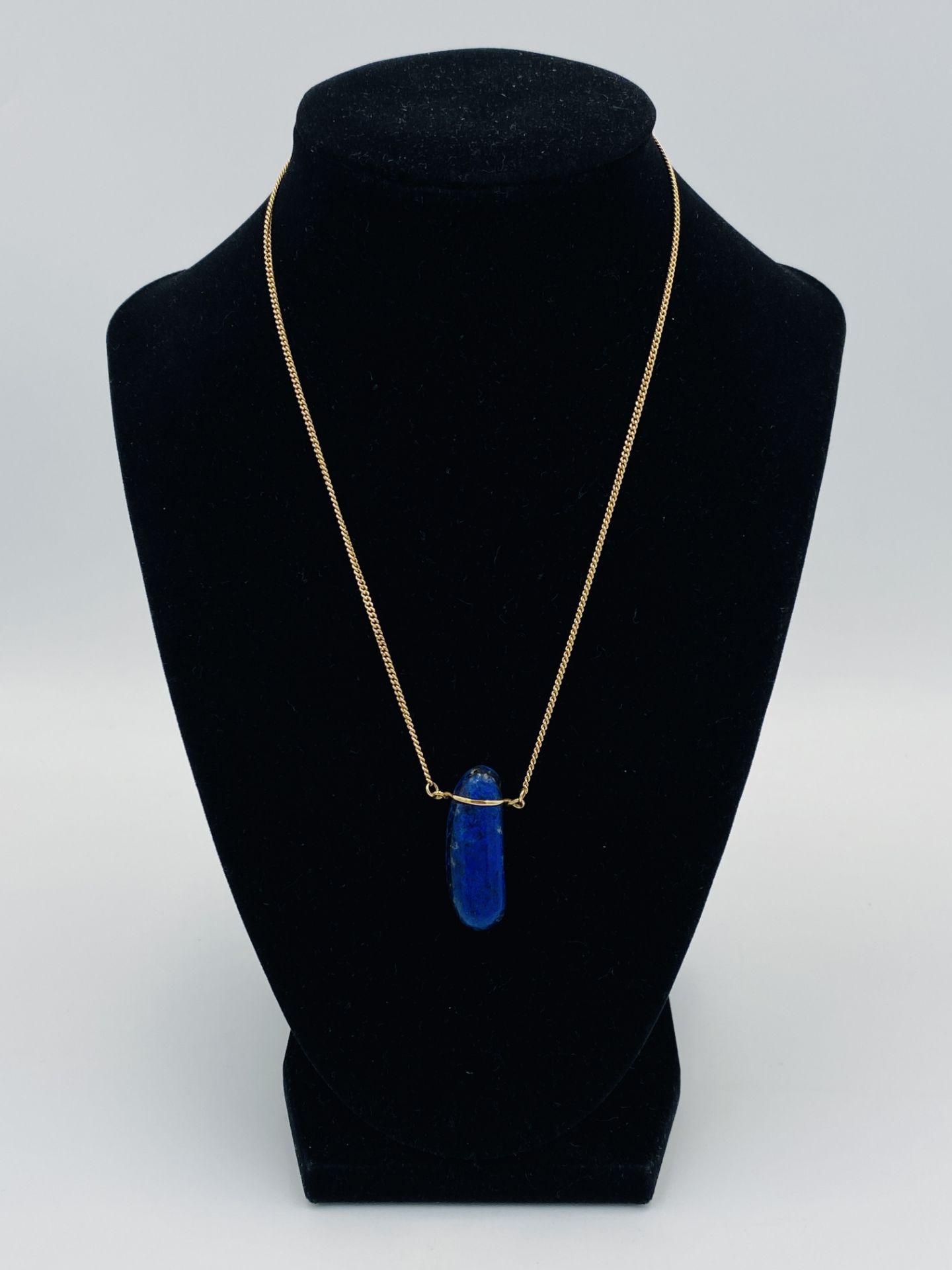 9ct gold necklace with a lapis pendant - Image 3 of 5