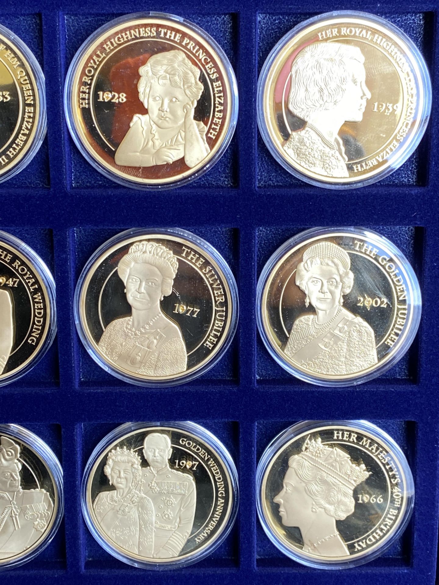 Twelve gold plated Portraits of the Queen Diamond Jubilee coins in presentation box - Image 2 of 4